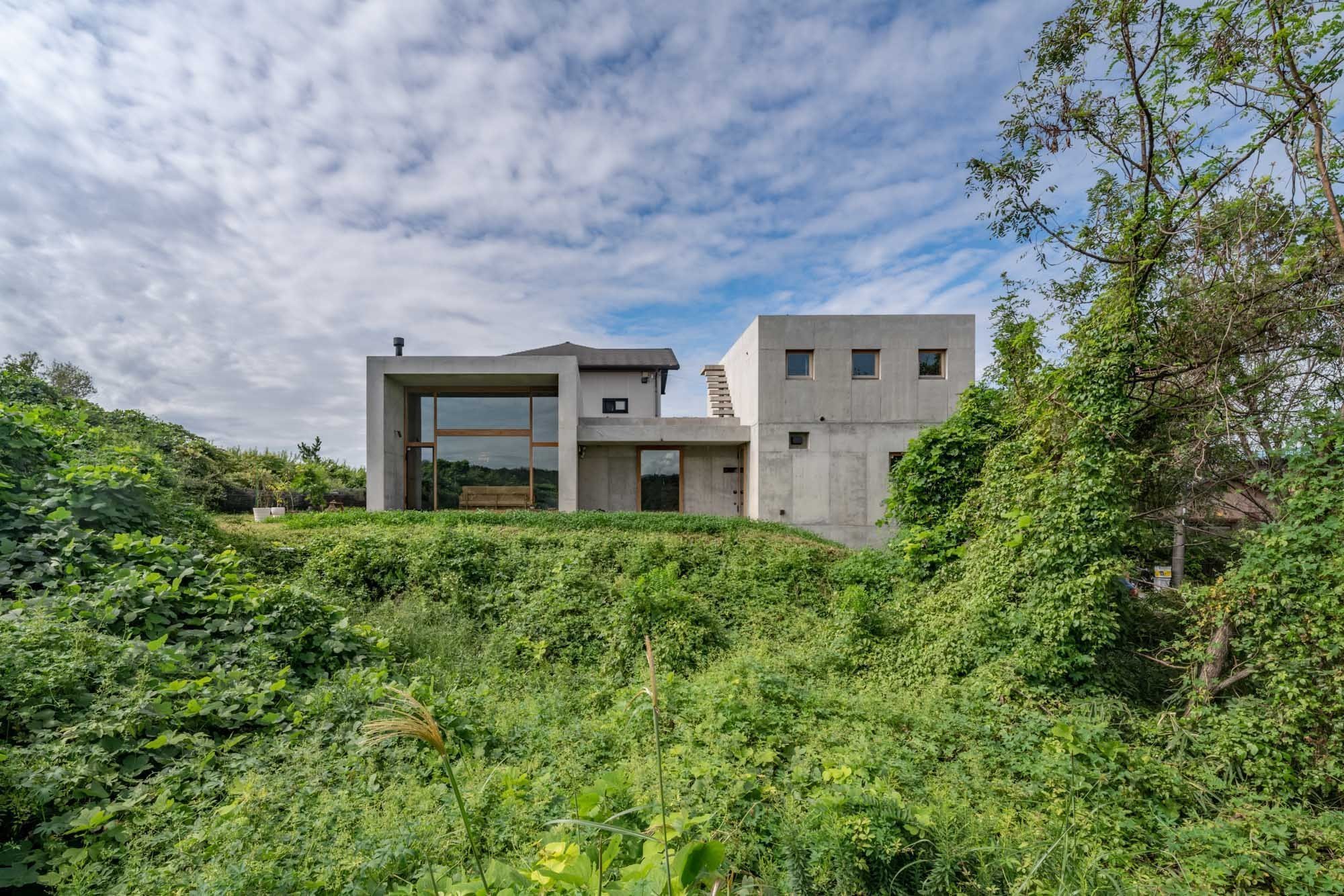 Modernímu domu v Japonsku vládne beton