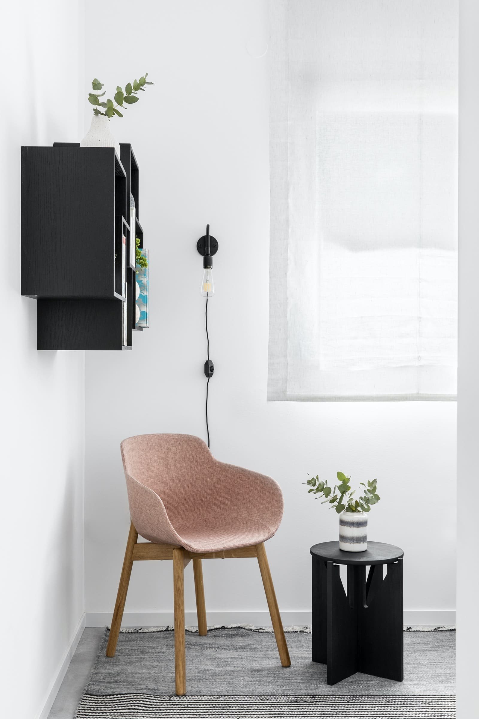 Monochromaticky laděný interiér