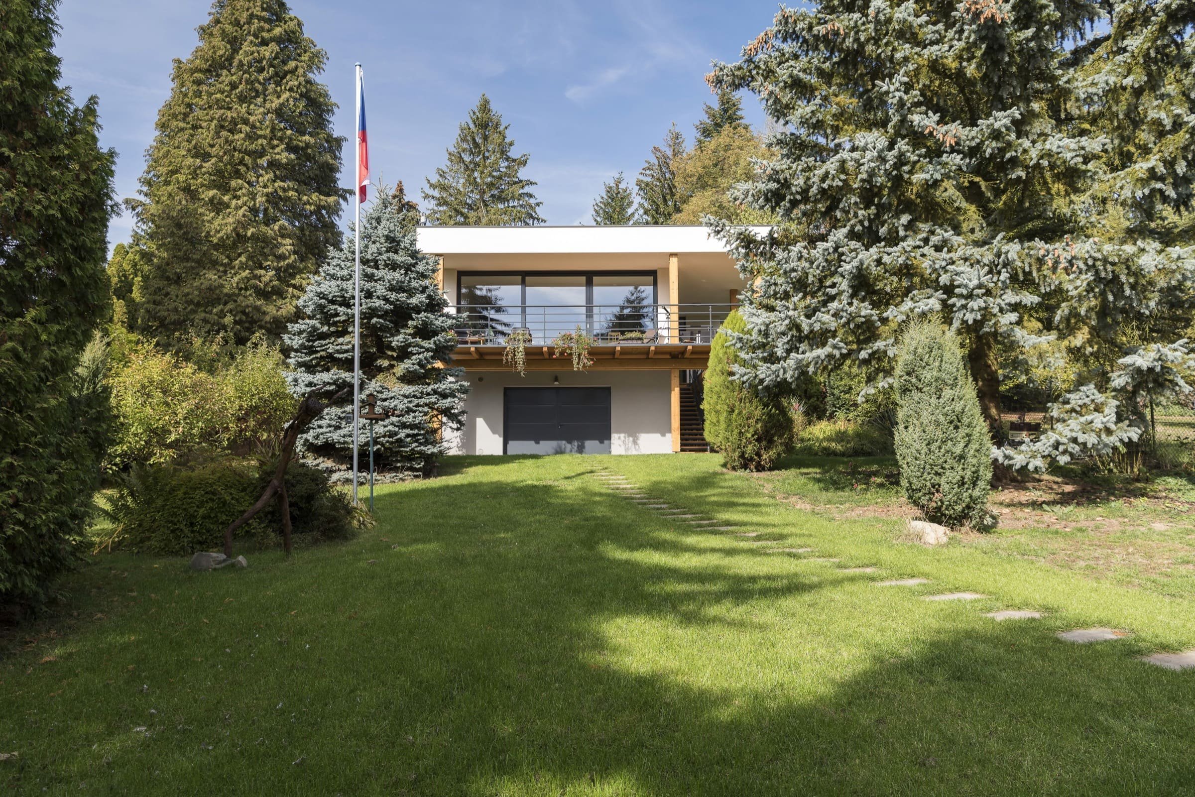 Na místě původní chaty vyrostl dům pro dva