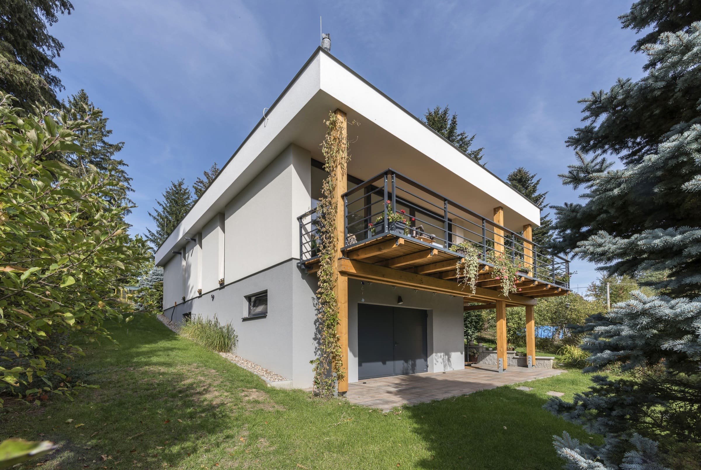 Na místě původní chaty vyrostl dům pro dva