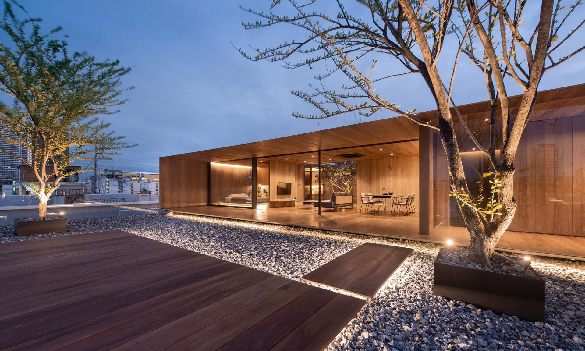 Na střeše bytovky vyrostl minimalistický dům ze dřeva