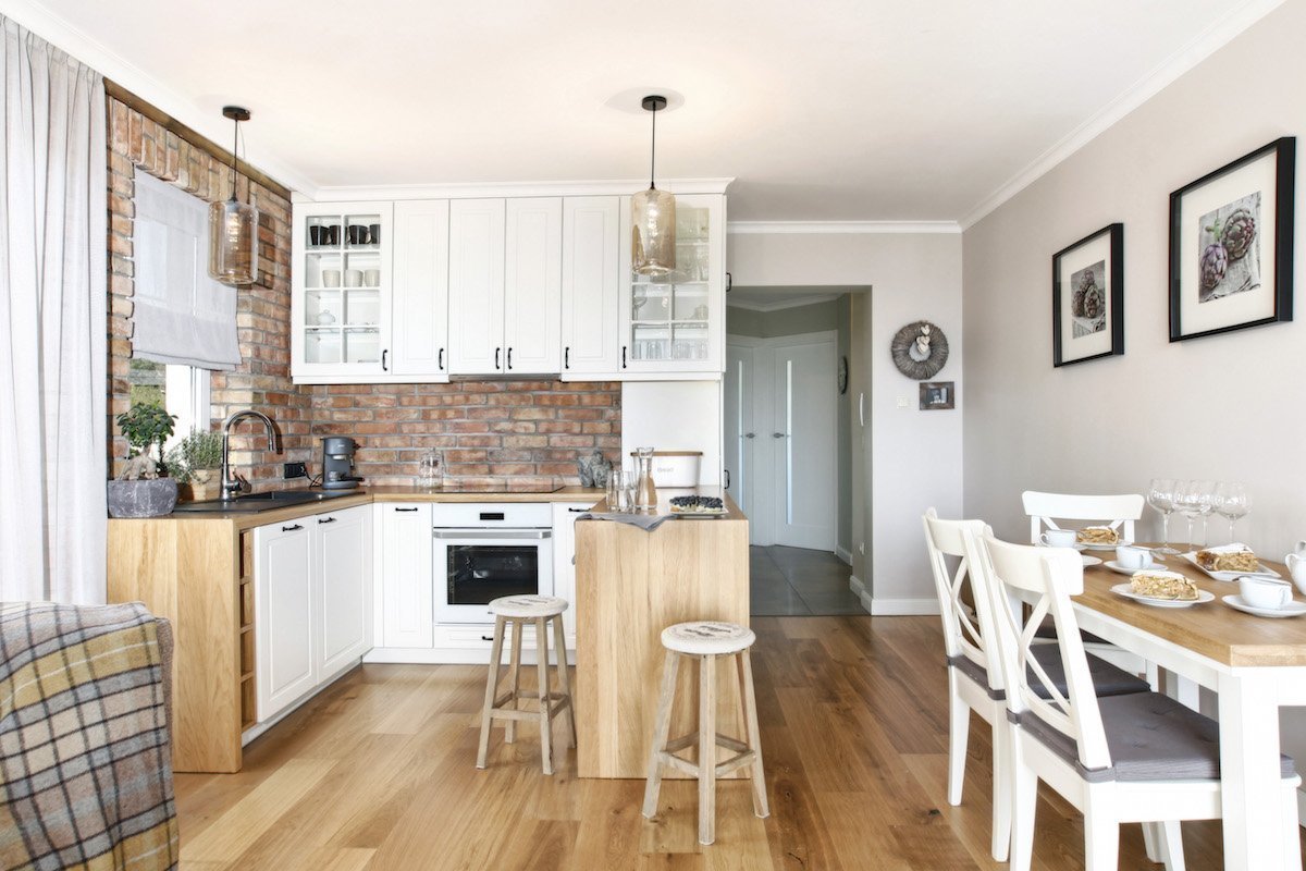 Nahé cihly v interiéru