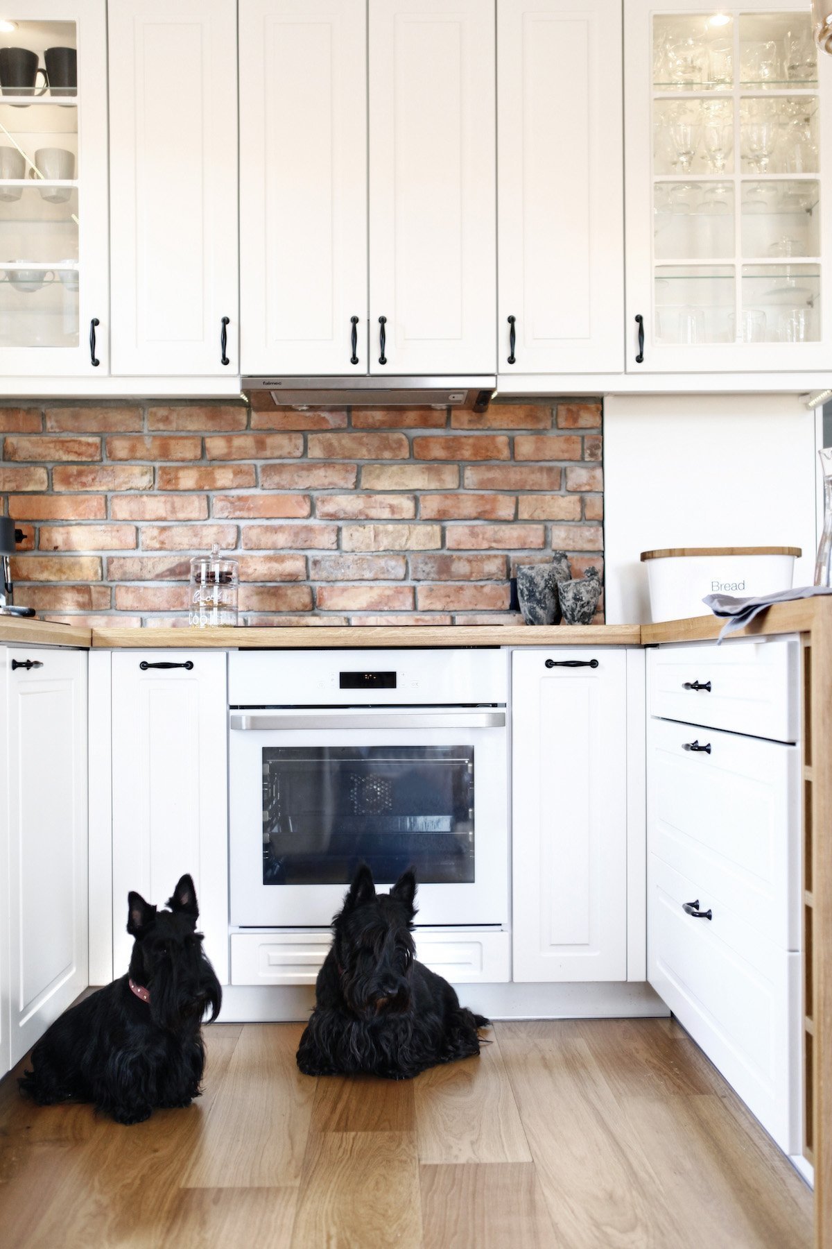 Nahé cihly v interiéru