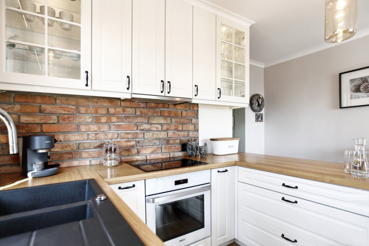 Nahé cihly v interiéru