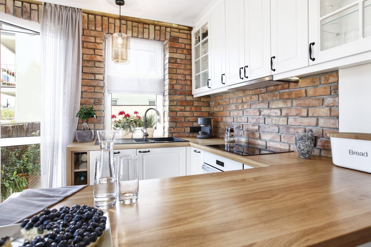 Nahé cihly v interiéru