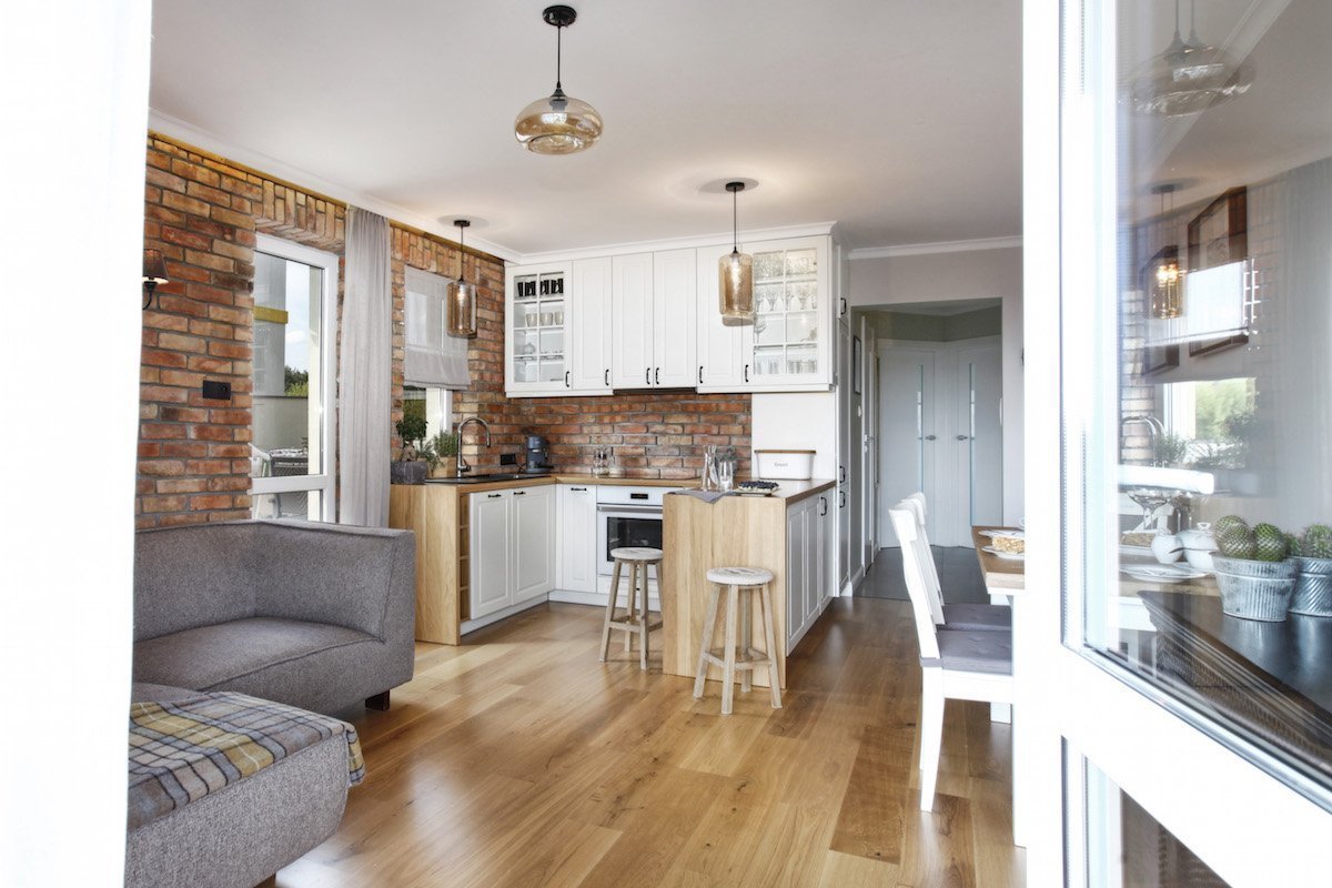 Nahé cihly v interiéru