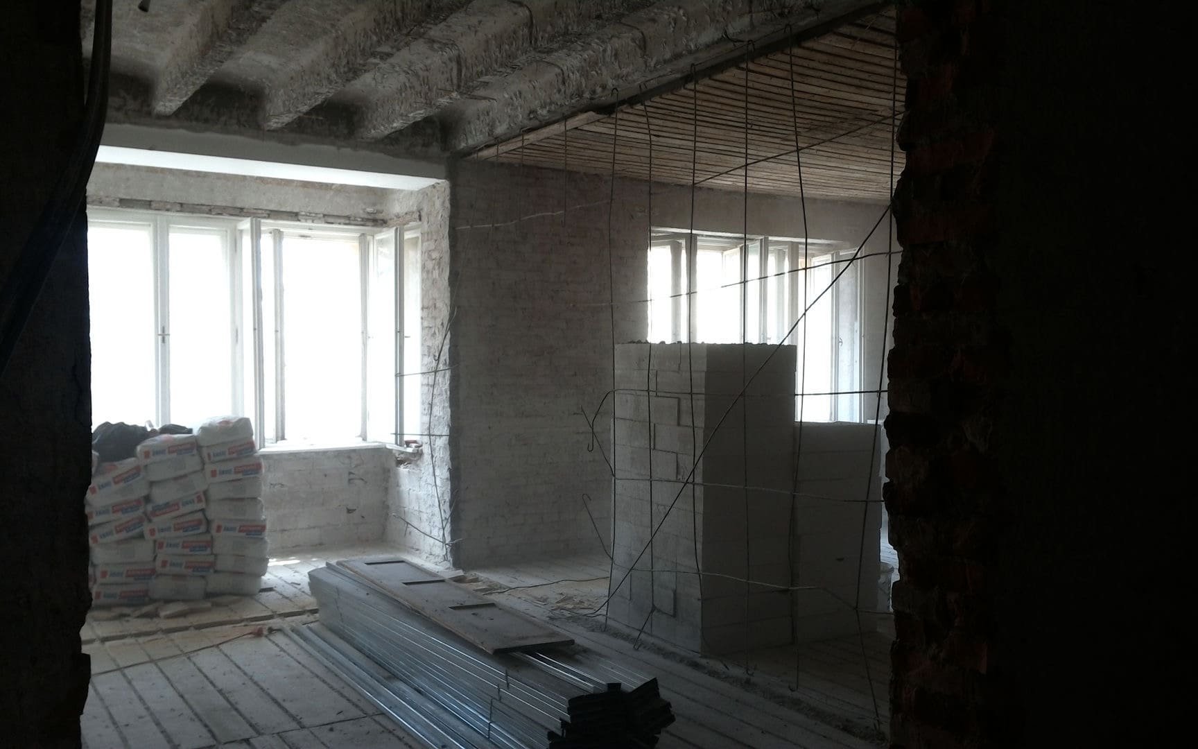 Náročná rekonstrukce poválečného bytu s vysokými stropy