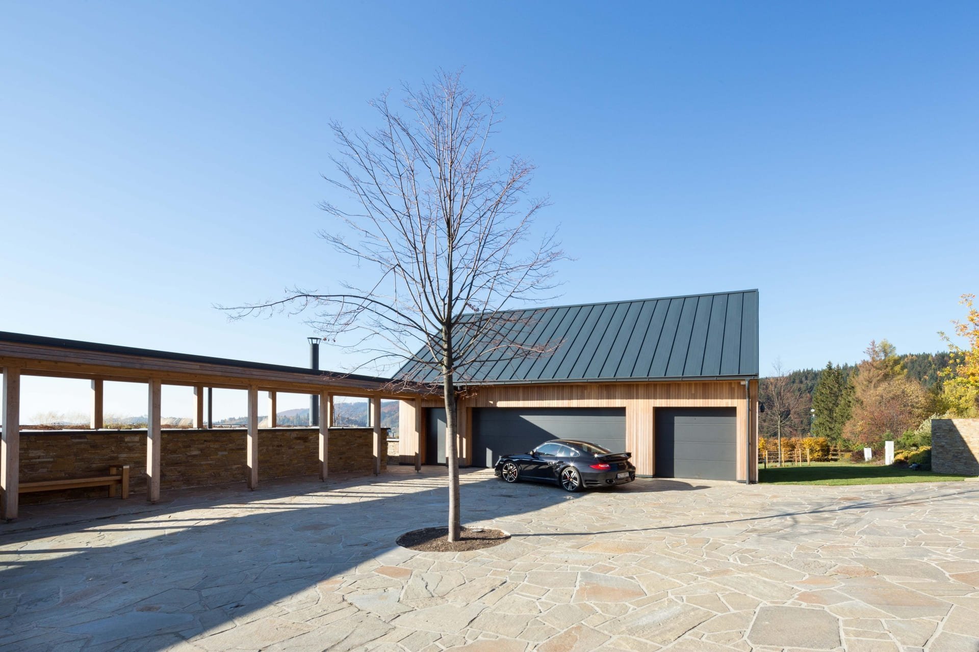 Neobyčejný dům zasazený do kopců Beskyd