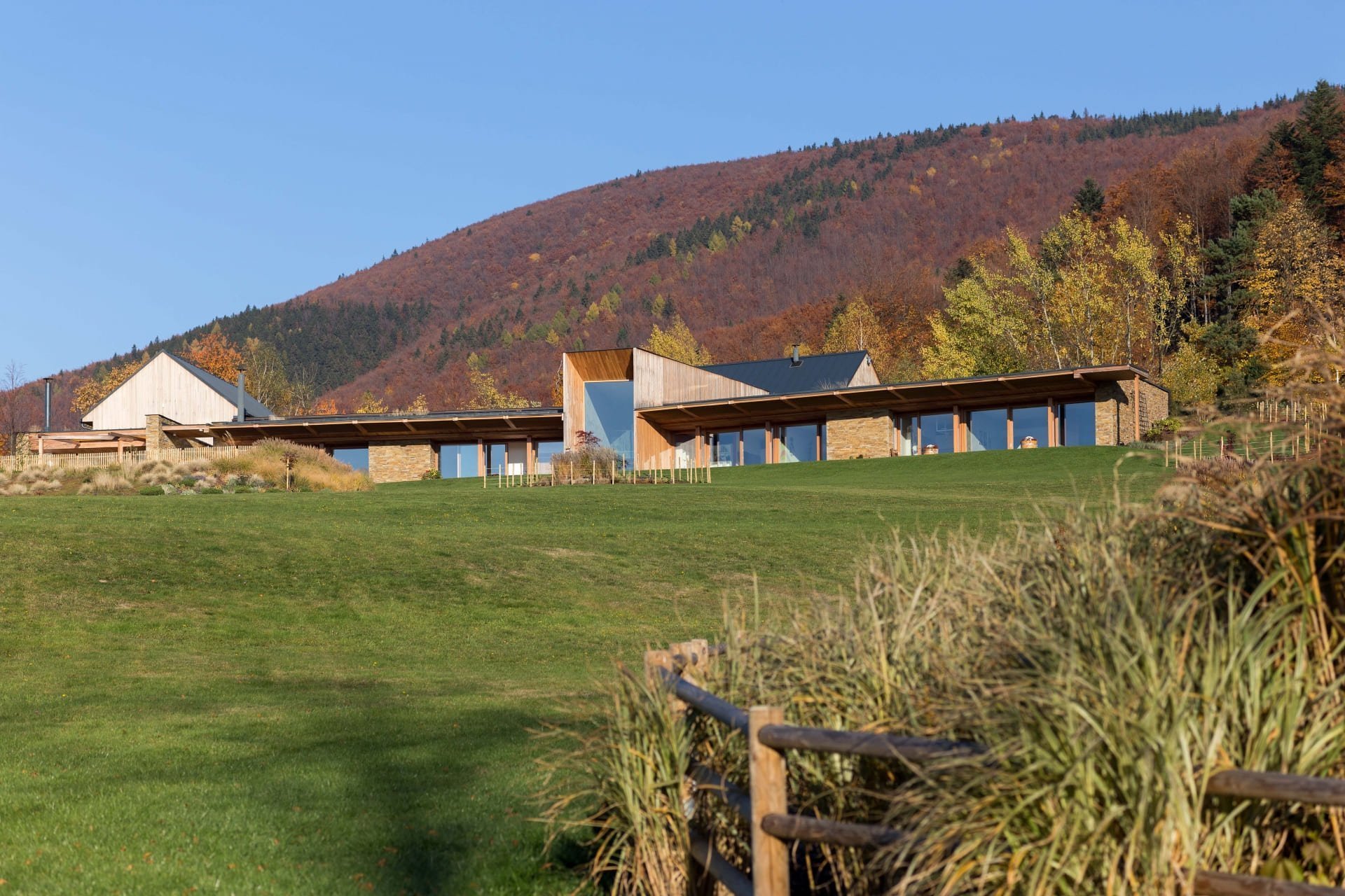 Neobyčejný dům zasazený do kopců Beskyd