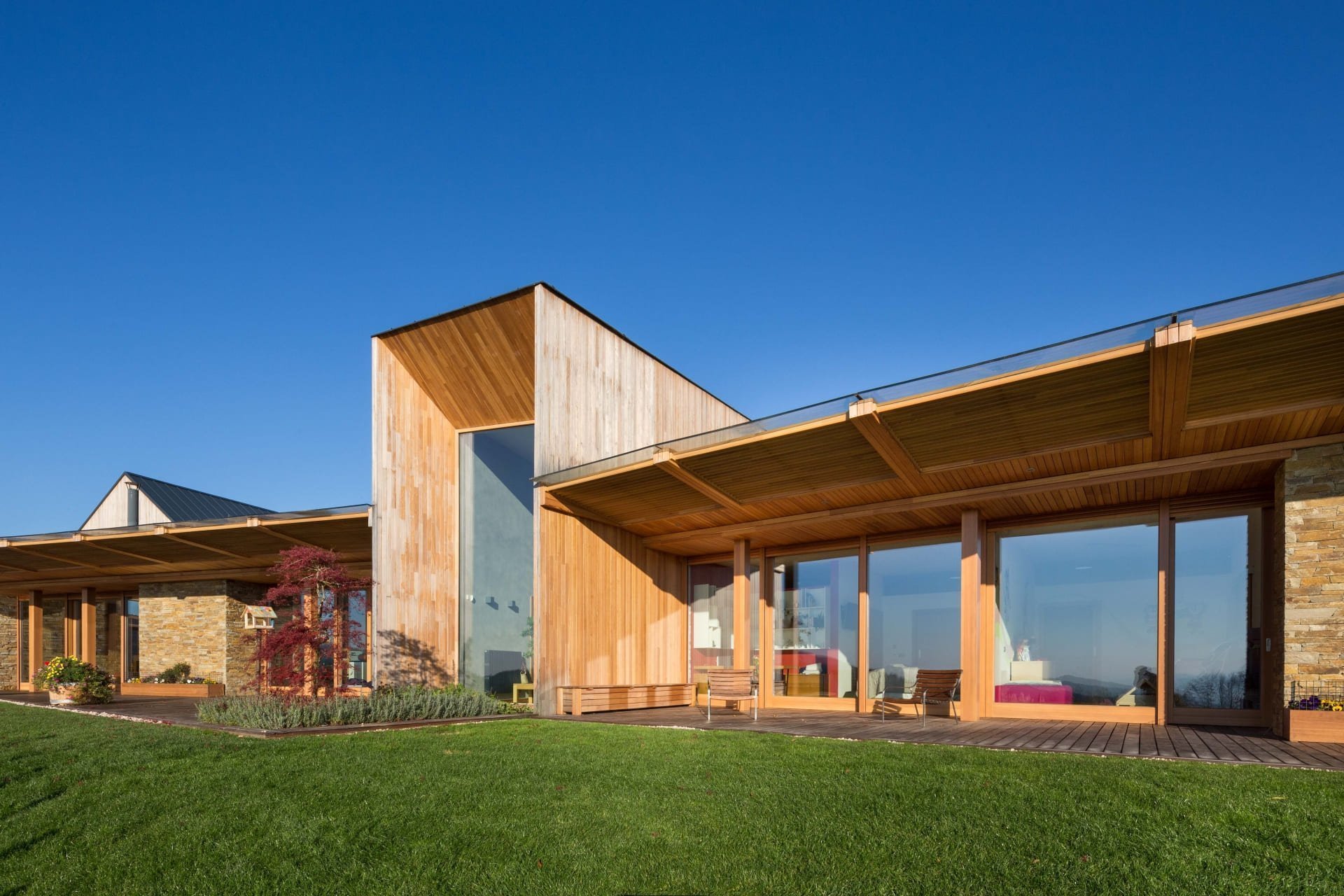 Neobyčejný dům zasazený do kopců Beskyd