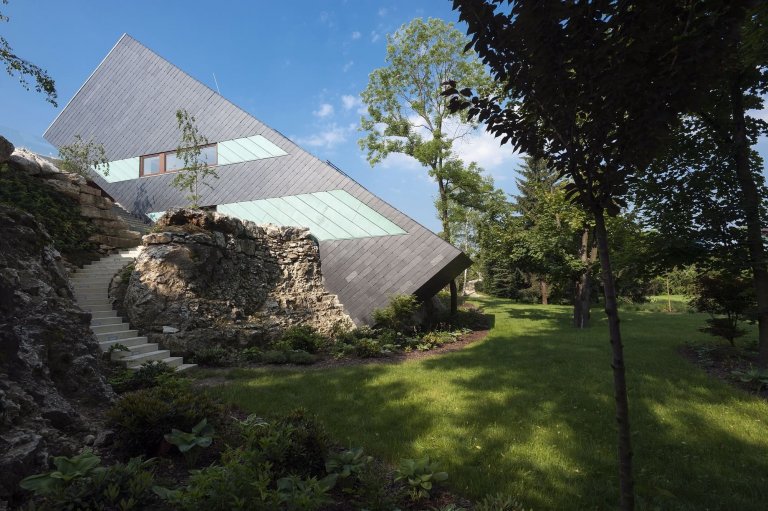 Hlavní výzvou pro architekta bylo vypořádat se s 8 metrovým vápencovým srázem.