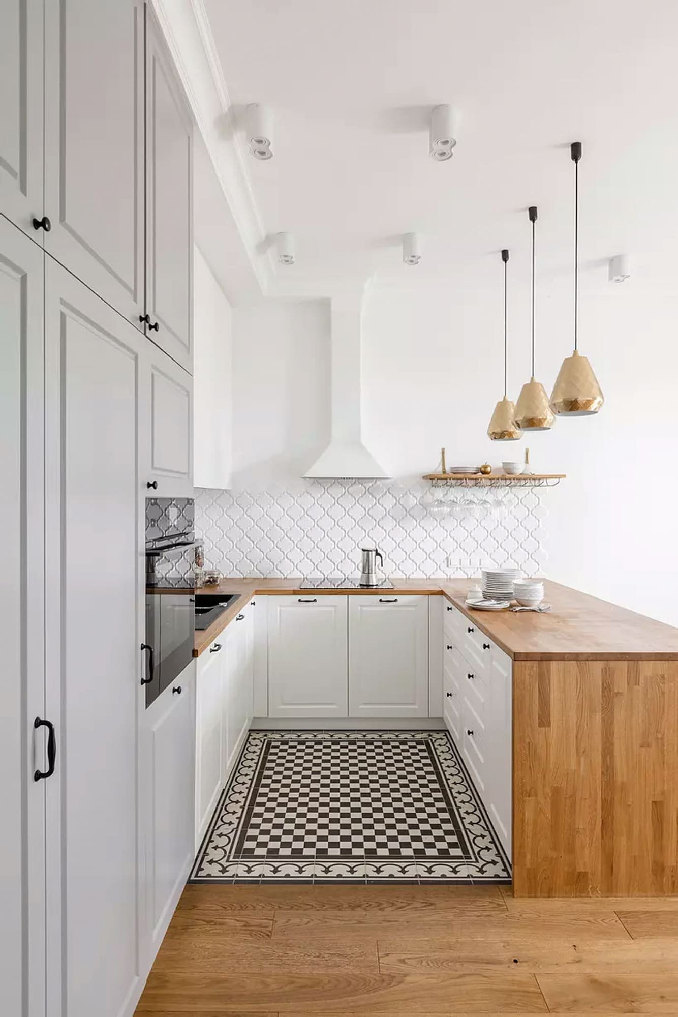 Něžný byt s kachlovými kamny, dubovou podlahou a pianem