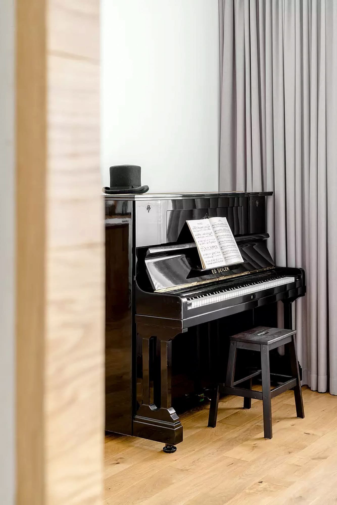 Něžný byt s kachlovými kamny, dubovou podlahou a pianem