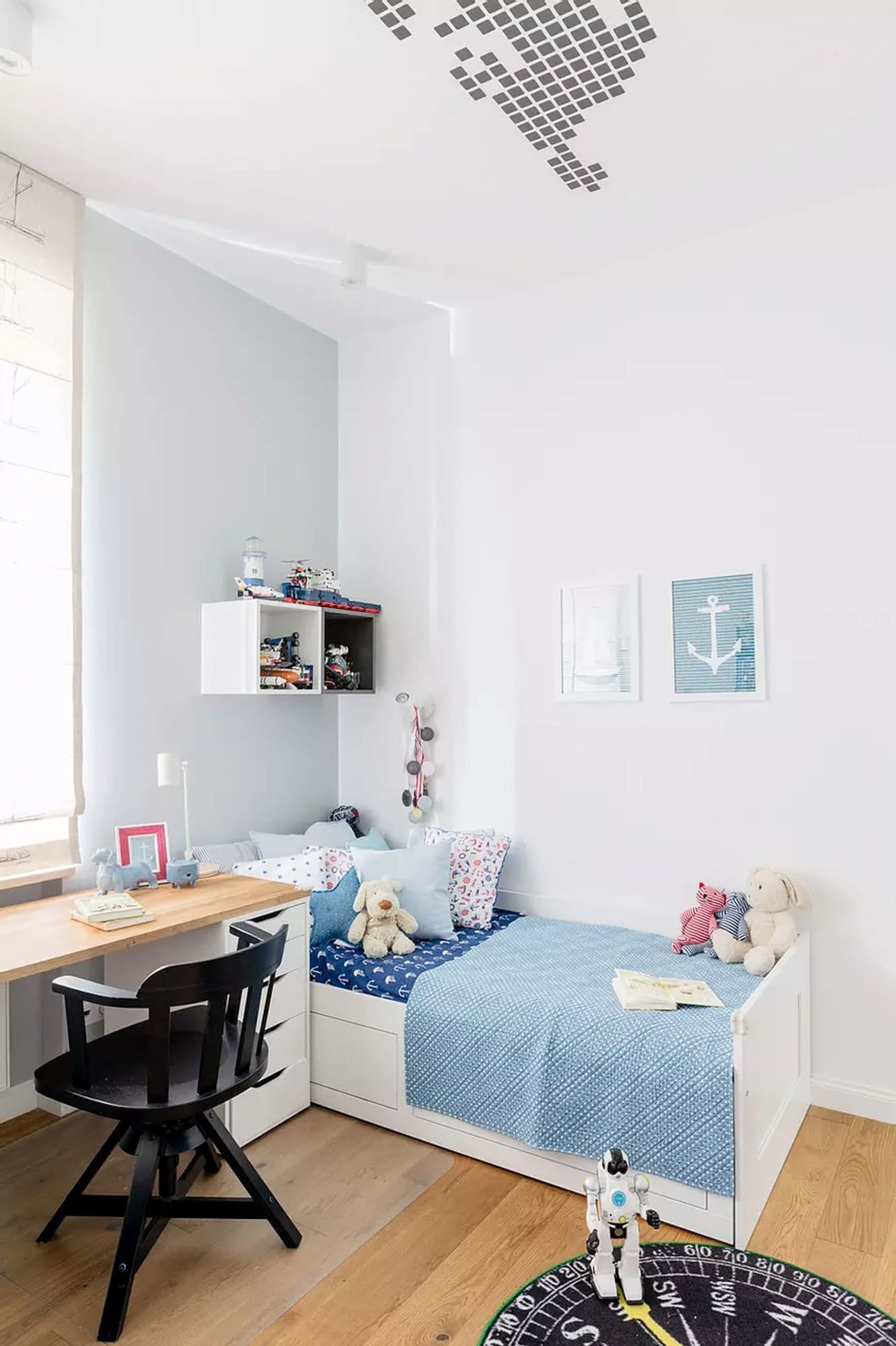 Něžný byt s kachlovými kamny, dubovou podlahou a pianem