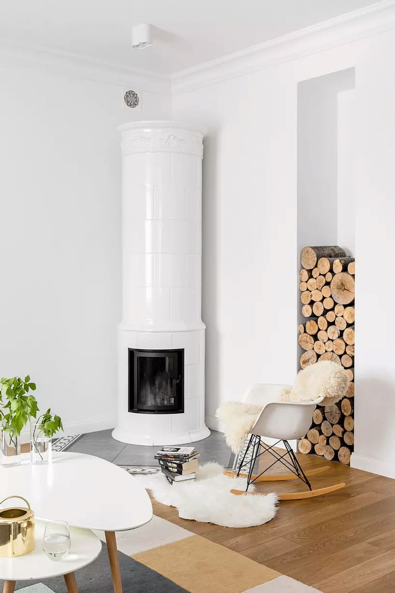 Něžný byt s kachlovými kamny, dubovou podlahou a pianem