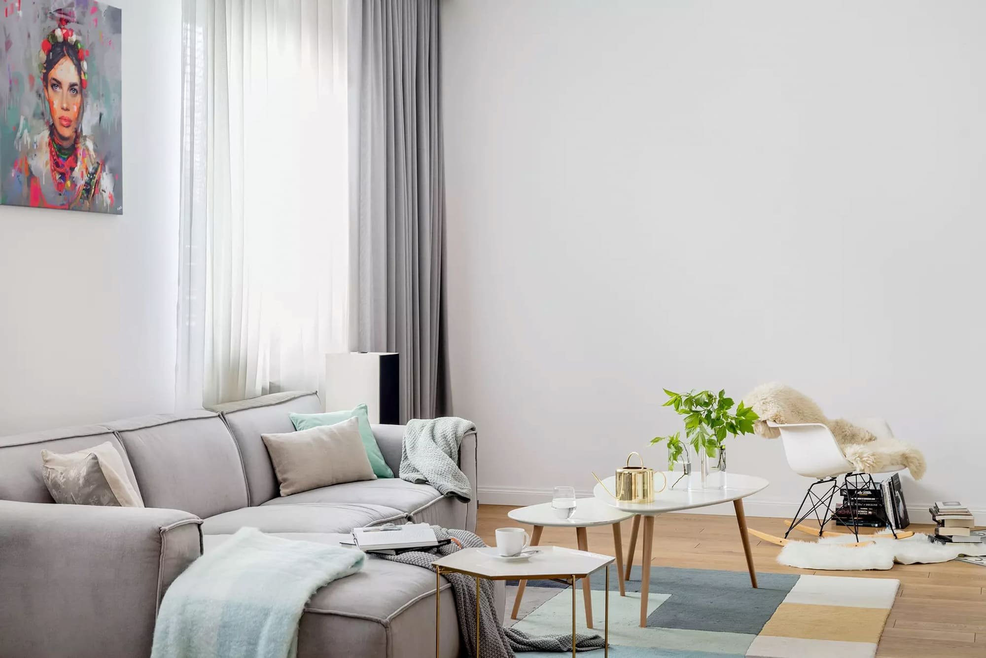 Něžný byt s kachlovými kamny, dubovou podlahou a pianem