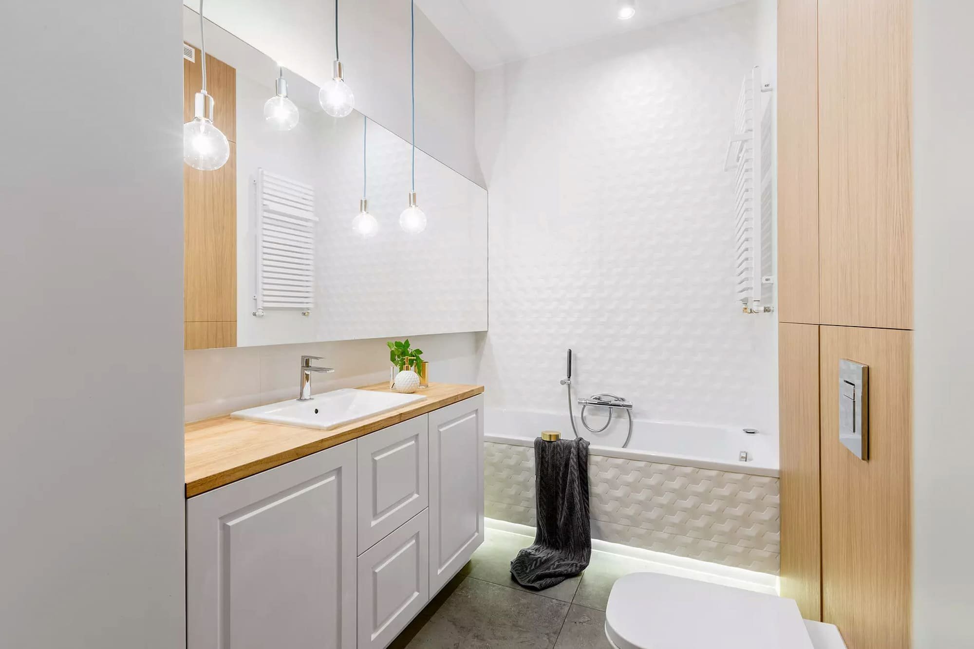 Něžný byt s kachlovými kamny, dubovou podlahou a pianem