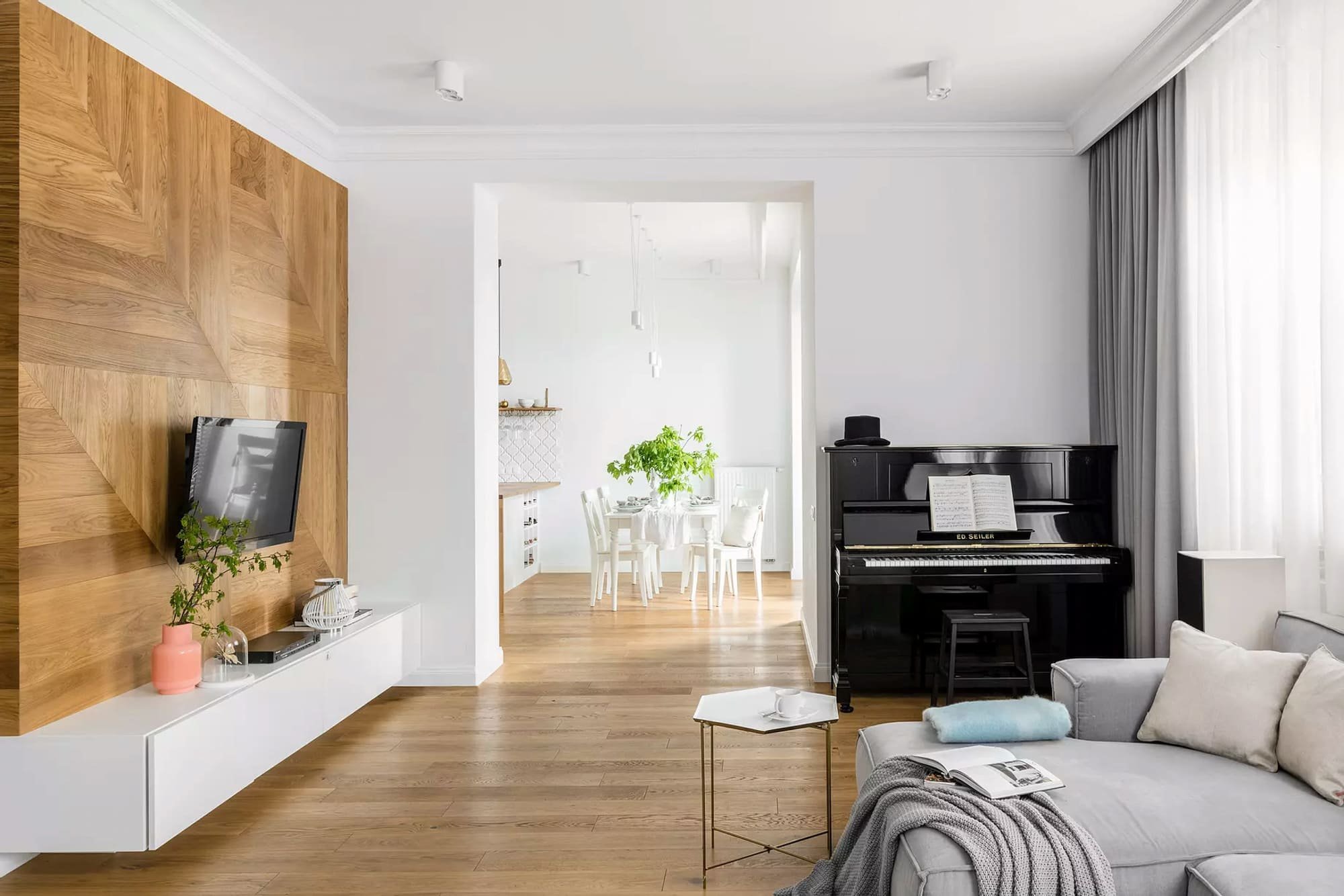 Něžný byt s kachlovými kamny, dubovou podlahou a pianem