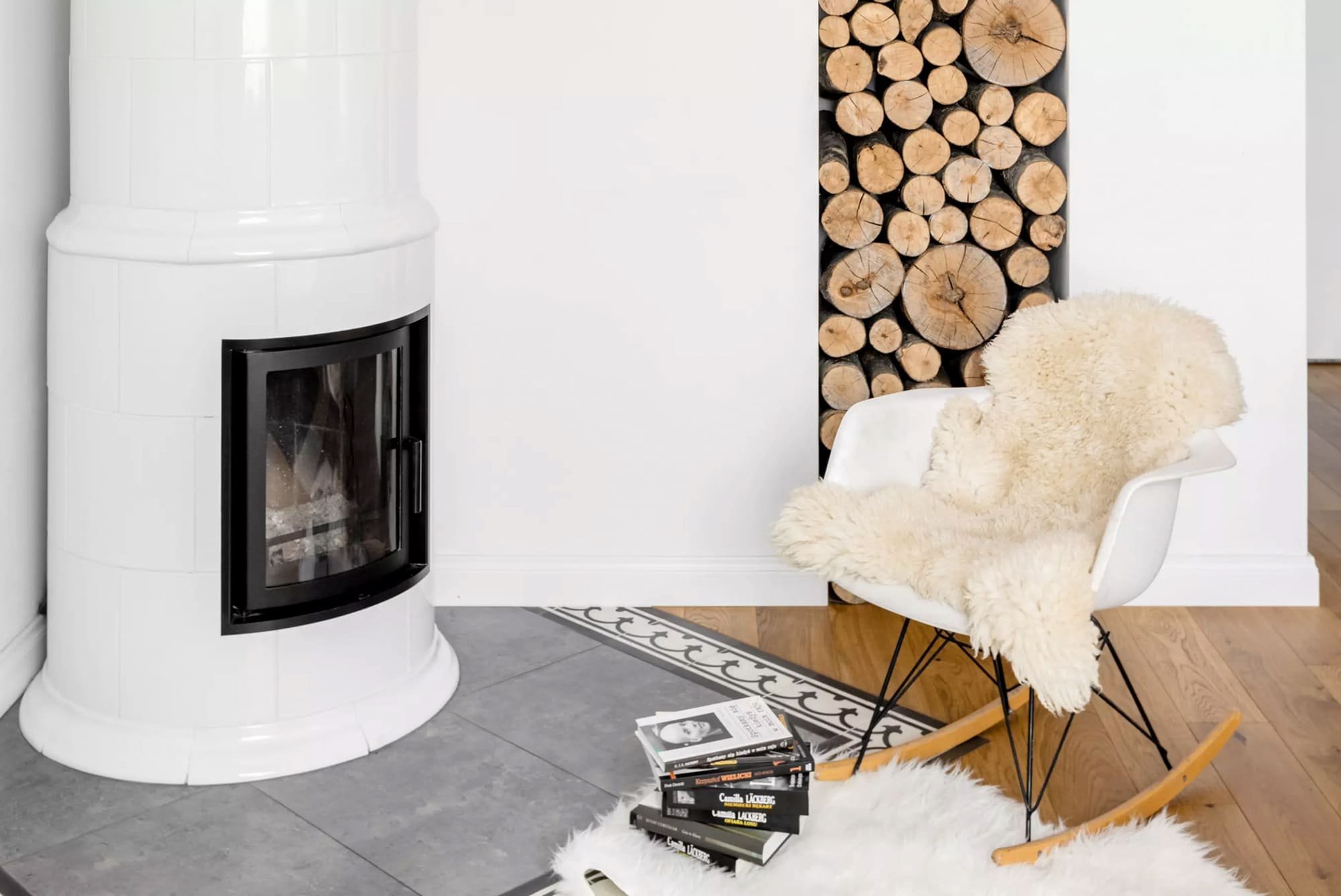 Něžný byt s kachlovými kamny, dubovou podlahou a pianem