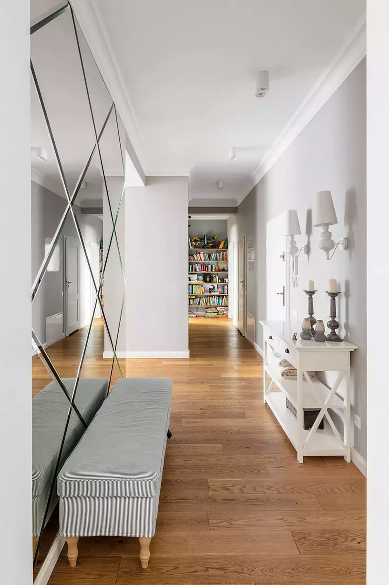 Něžný byt s kachlovými kamny, dubovou podlahou a pianem