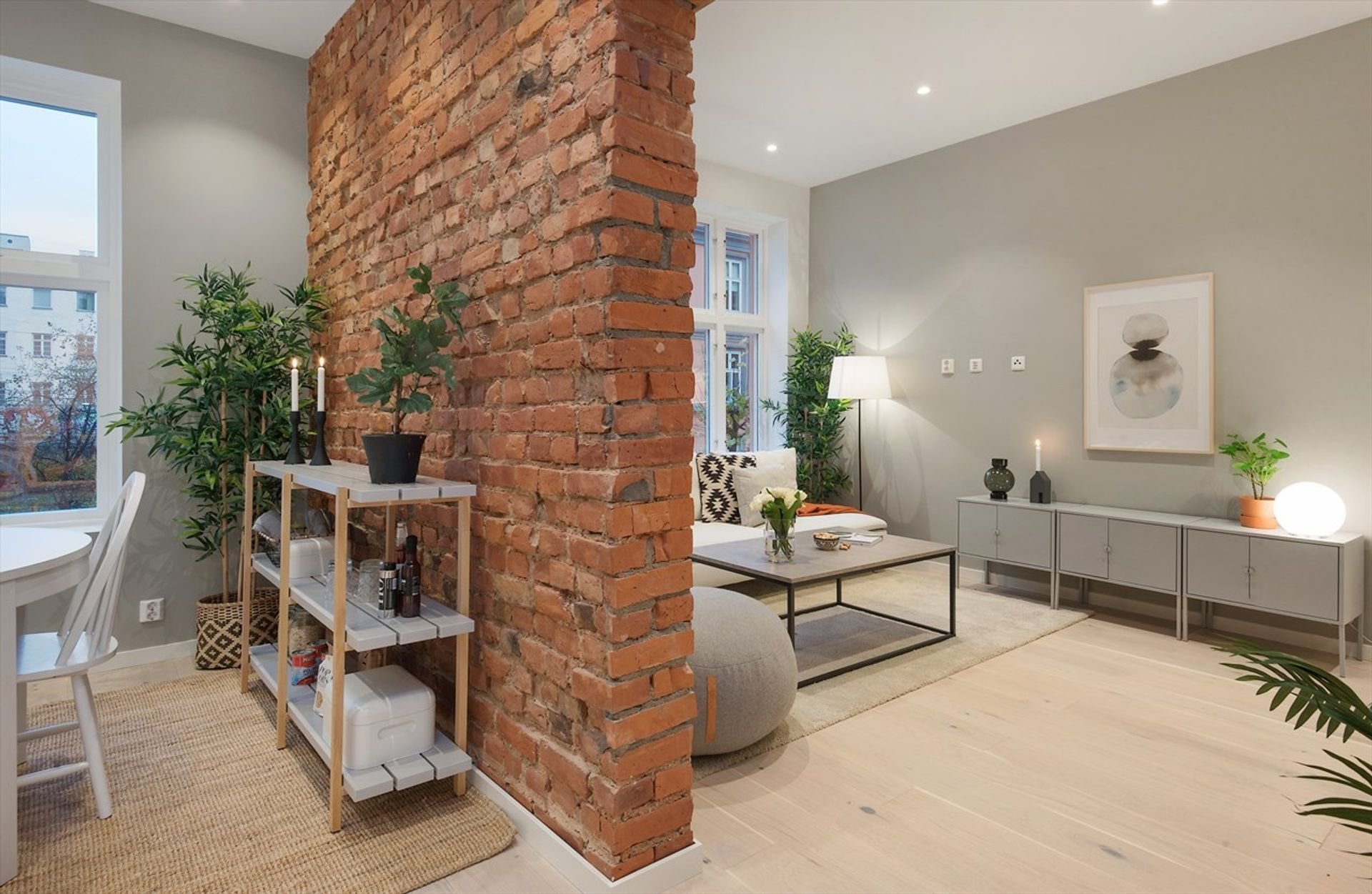 Norský interiér s cihlovou zdí