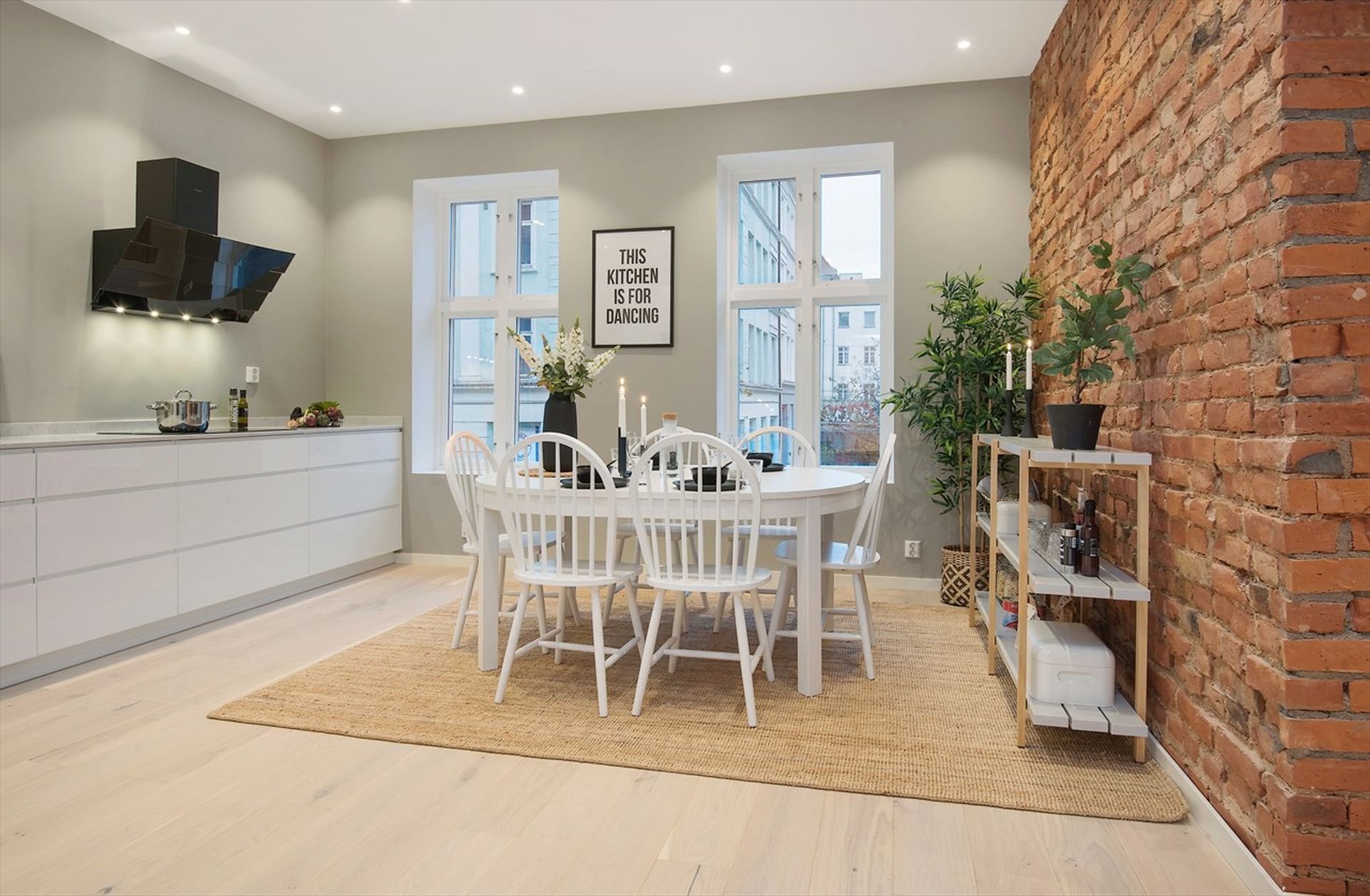 Norský interiér s cihlovou zdí