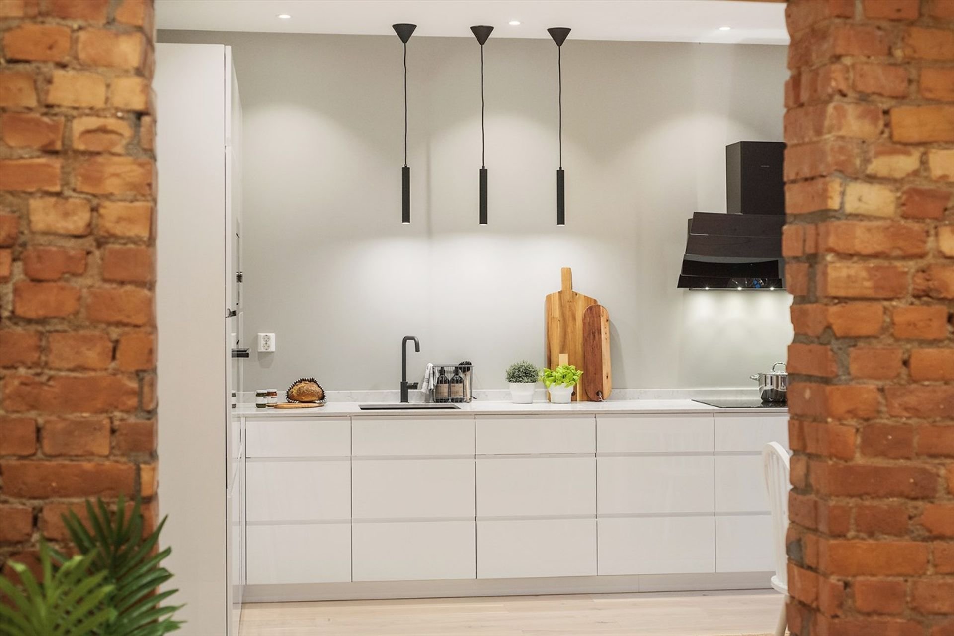 Norský interiér s cihlovou zdí