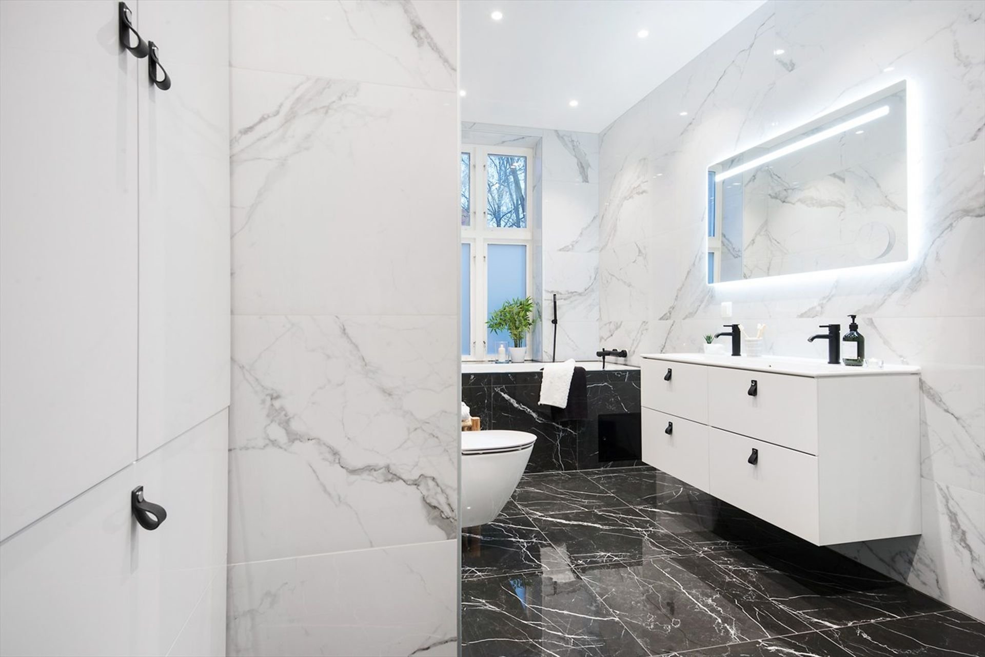 Norský interiér s cihlovou zdí