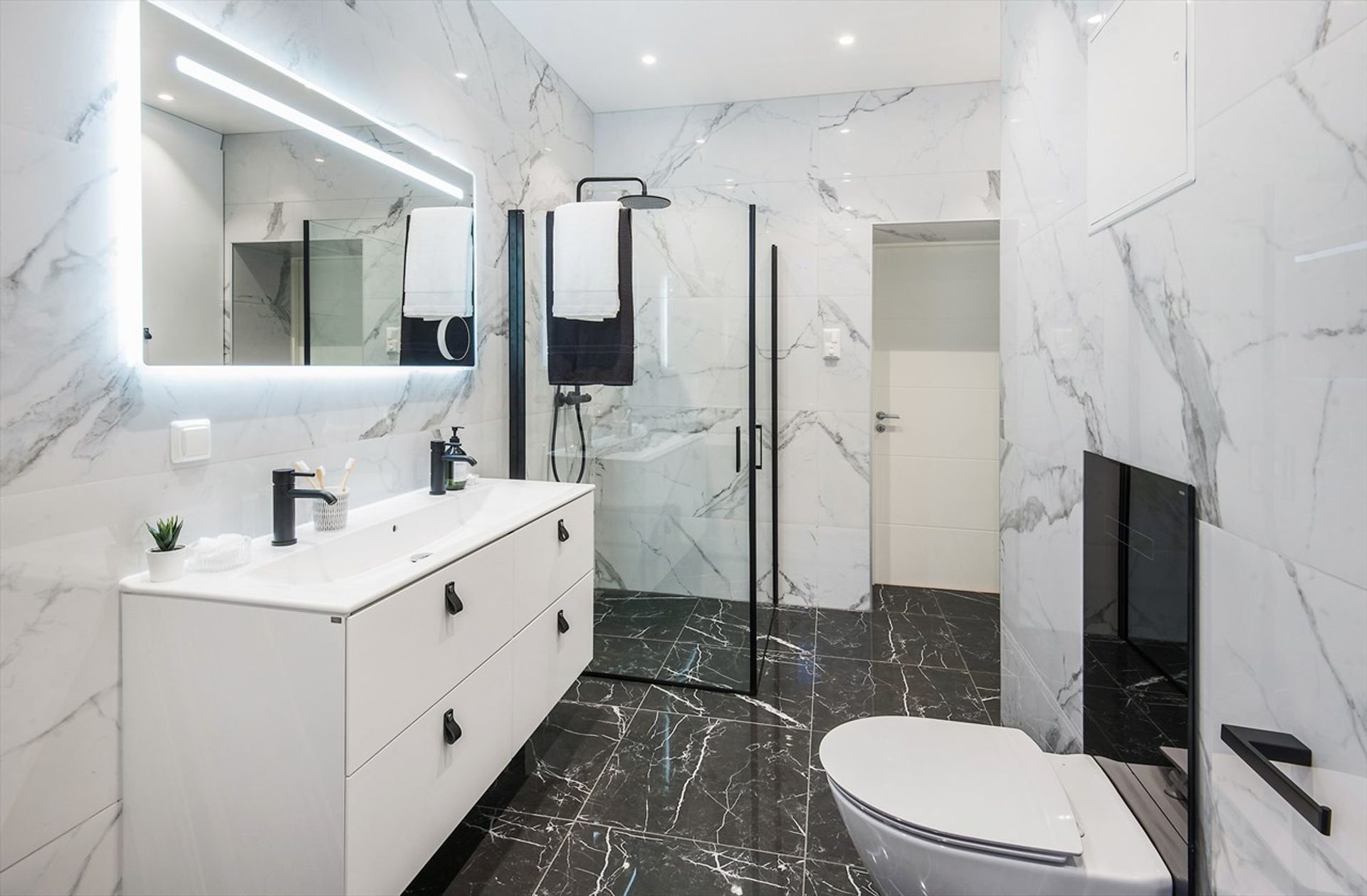 Norský interiér s cihlovou zdí