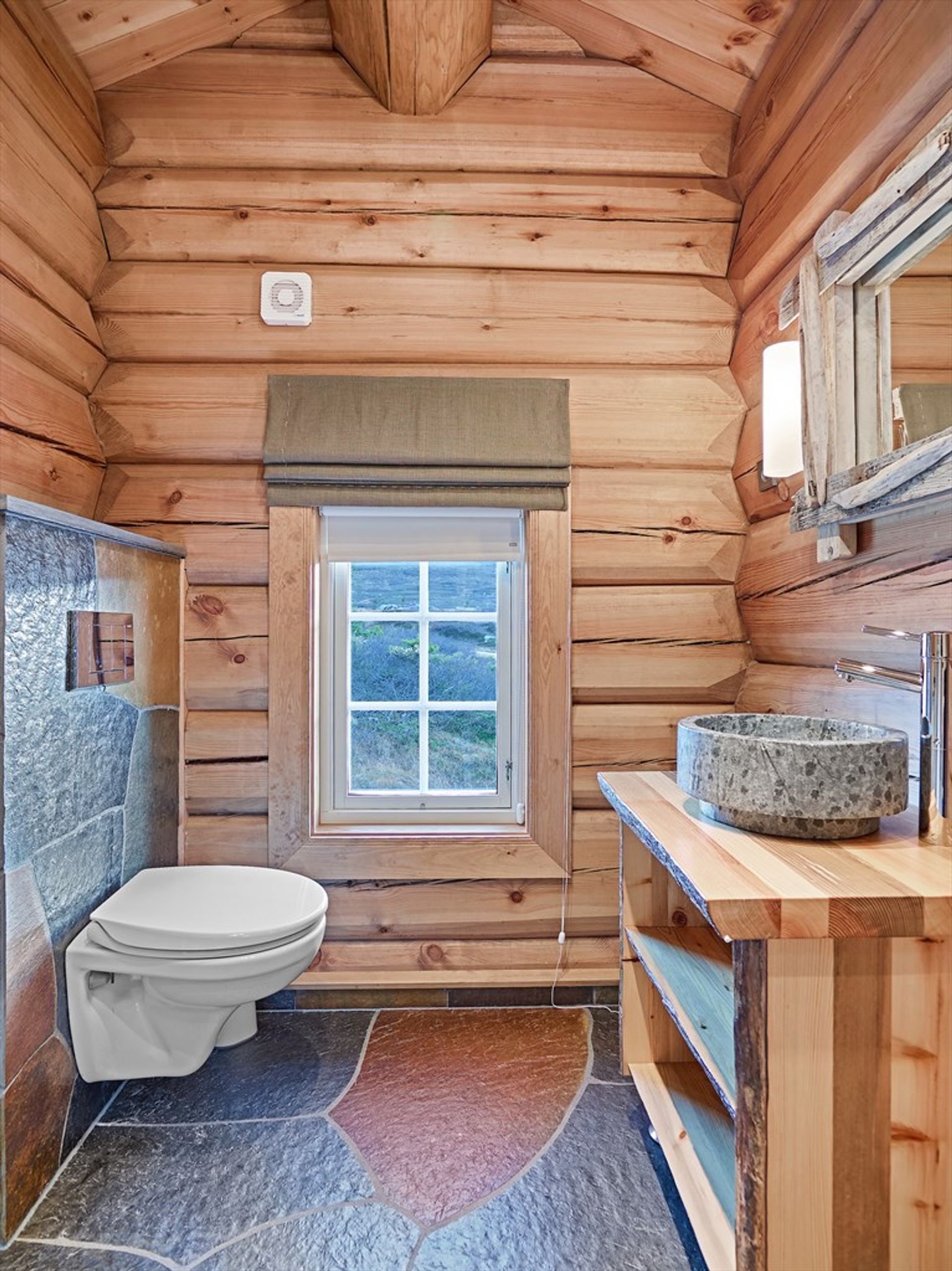 Norský srub s důrazem na řezbářskou práci