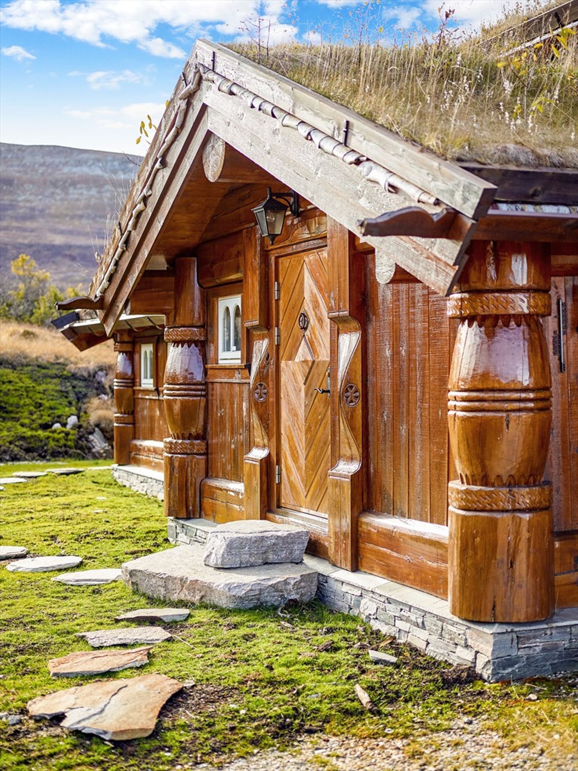 Norský srub s důrazem na řezbářskou práci