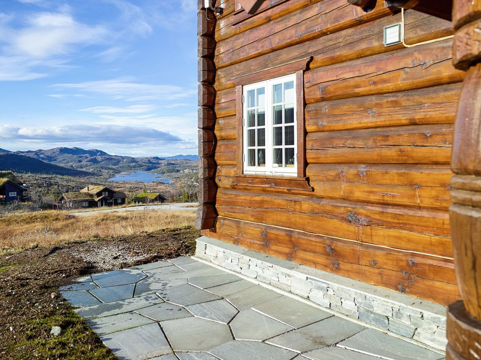 Norský srub s důrazem na řezbářskou práci