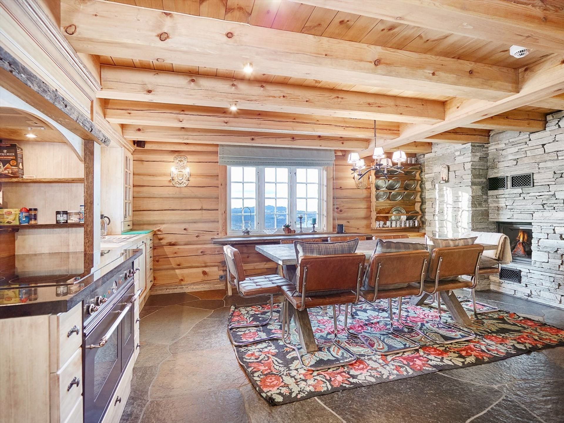 Norský srub s důrazem na řezbářskou práci