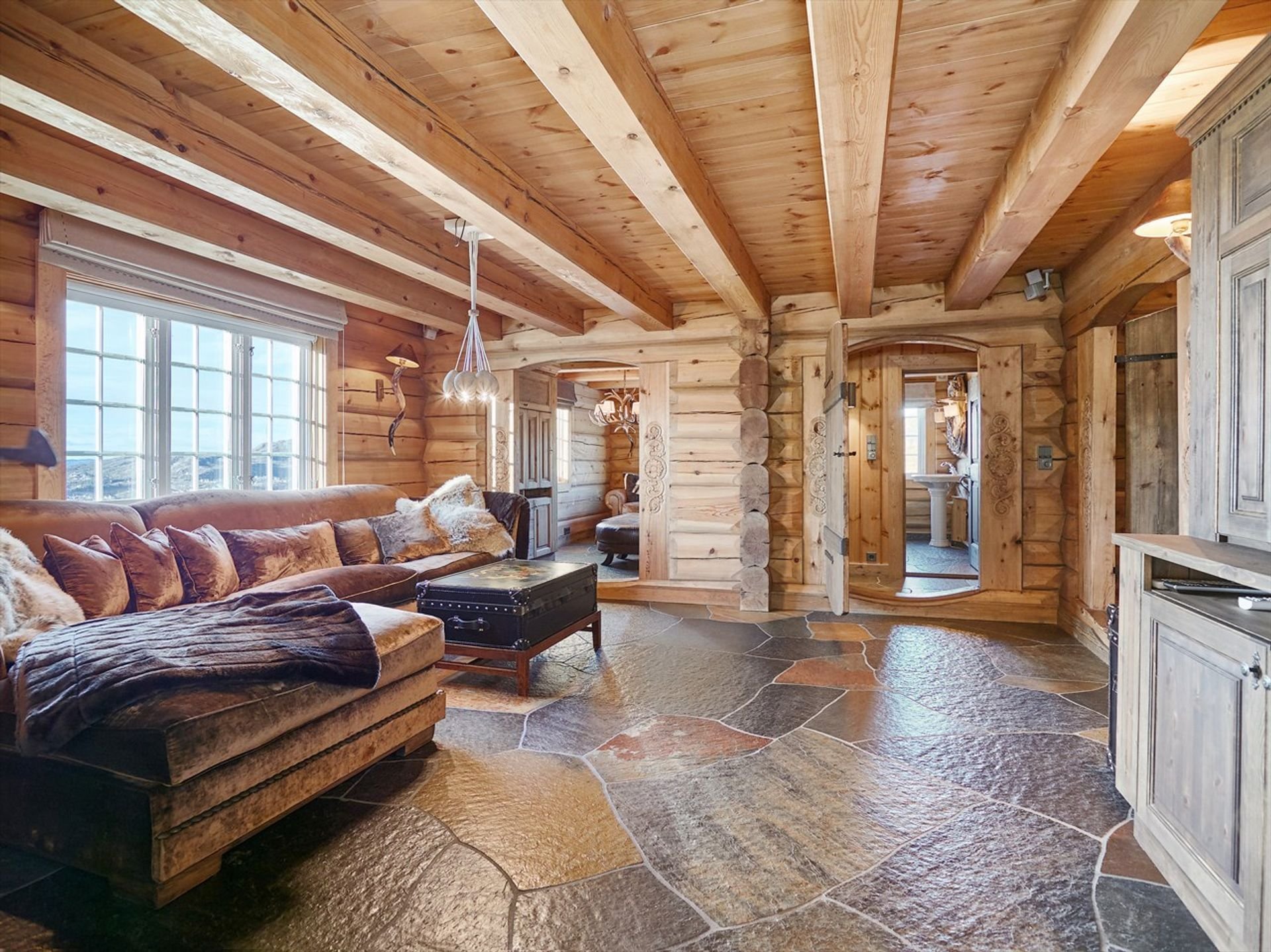 Norský srub s důrazem na řezbářskou práci