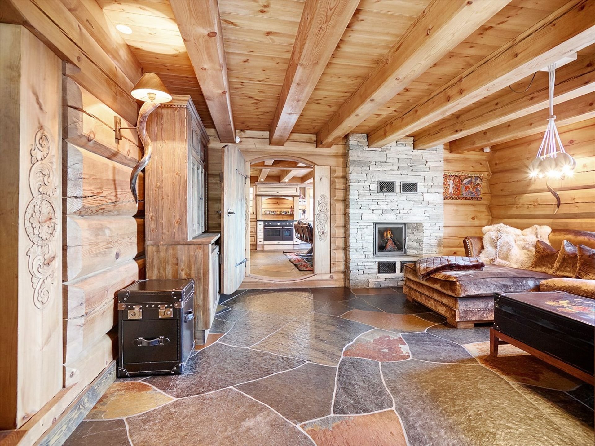 Norský srub s důrazem na řezbářskou práci