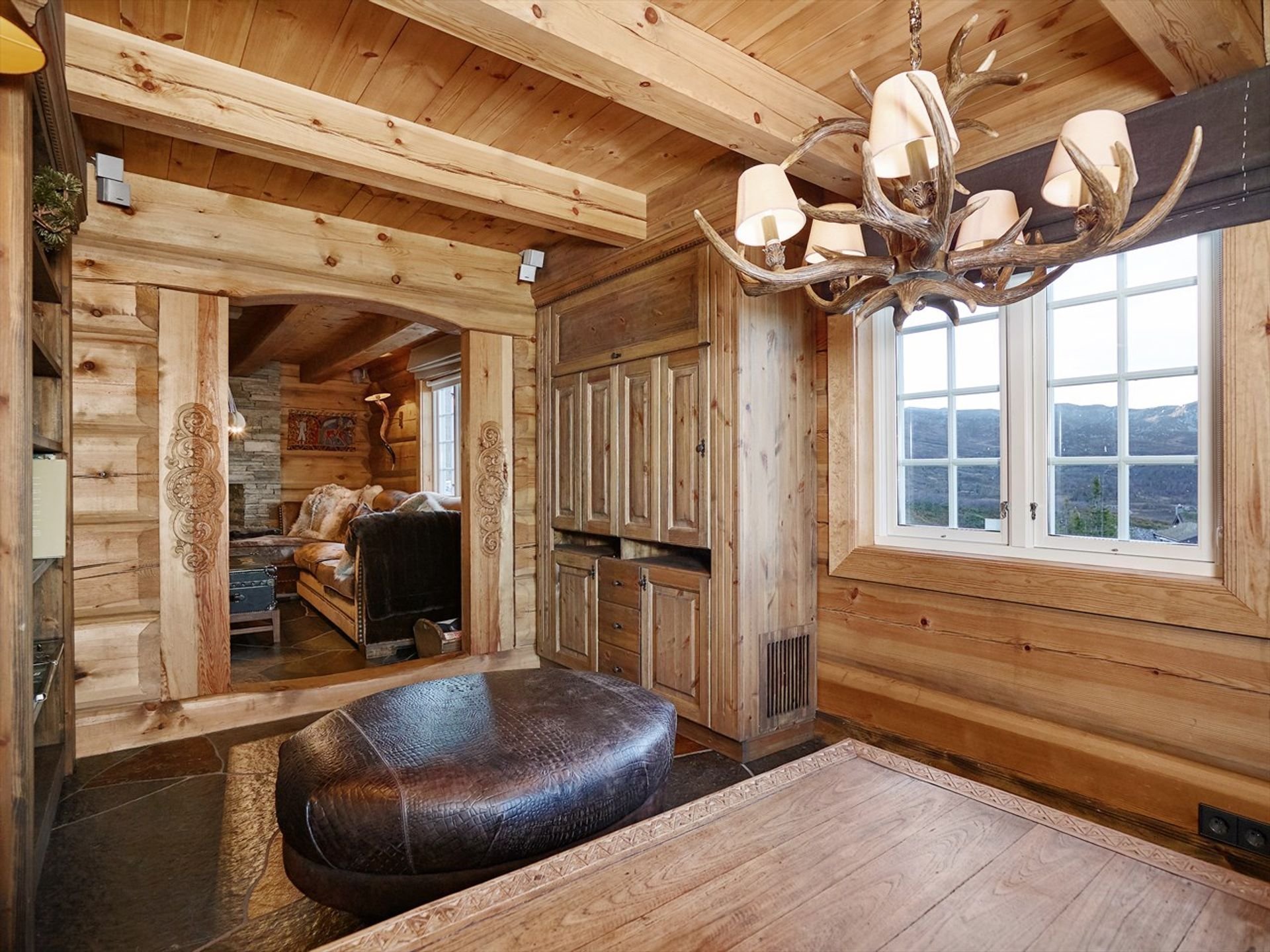 Norský srub s důrazem na řezbářskou práci