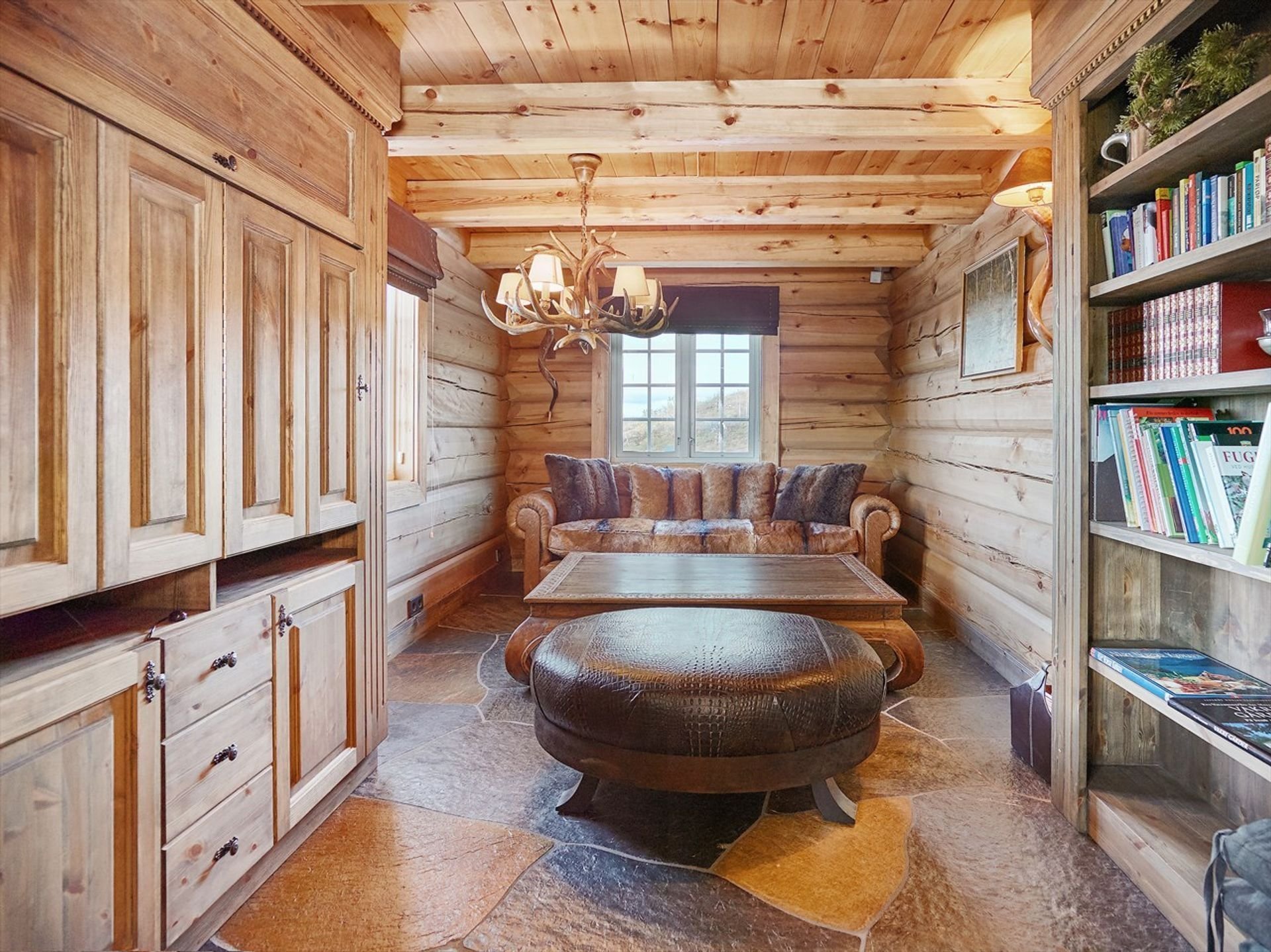 Norský srub s důrazem na řezbářskou práci