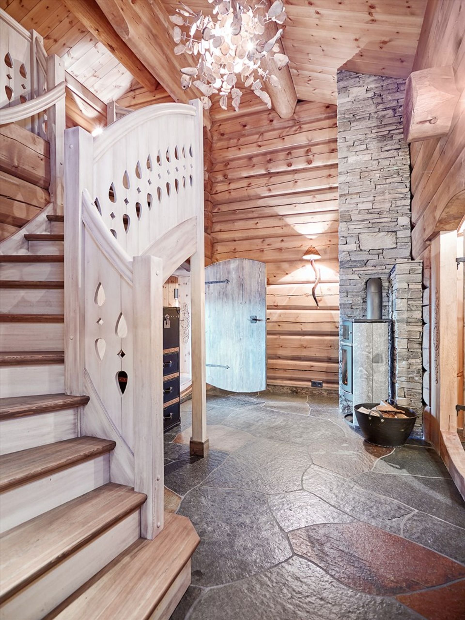 Norský srub s důrazem na řezbářskou práci