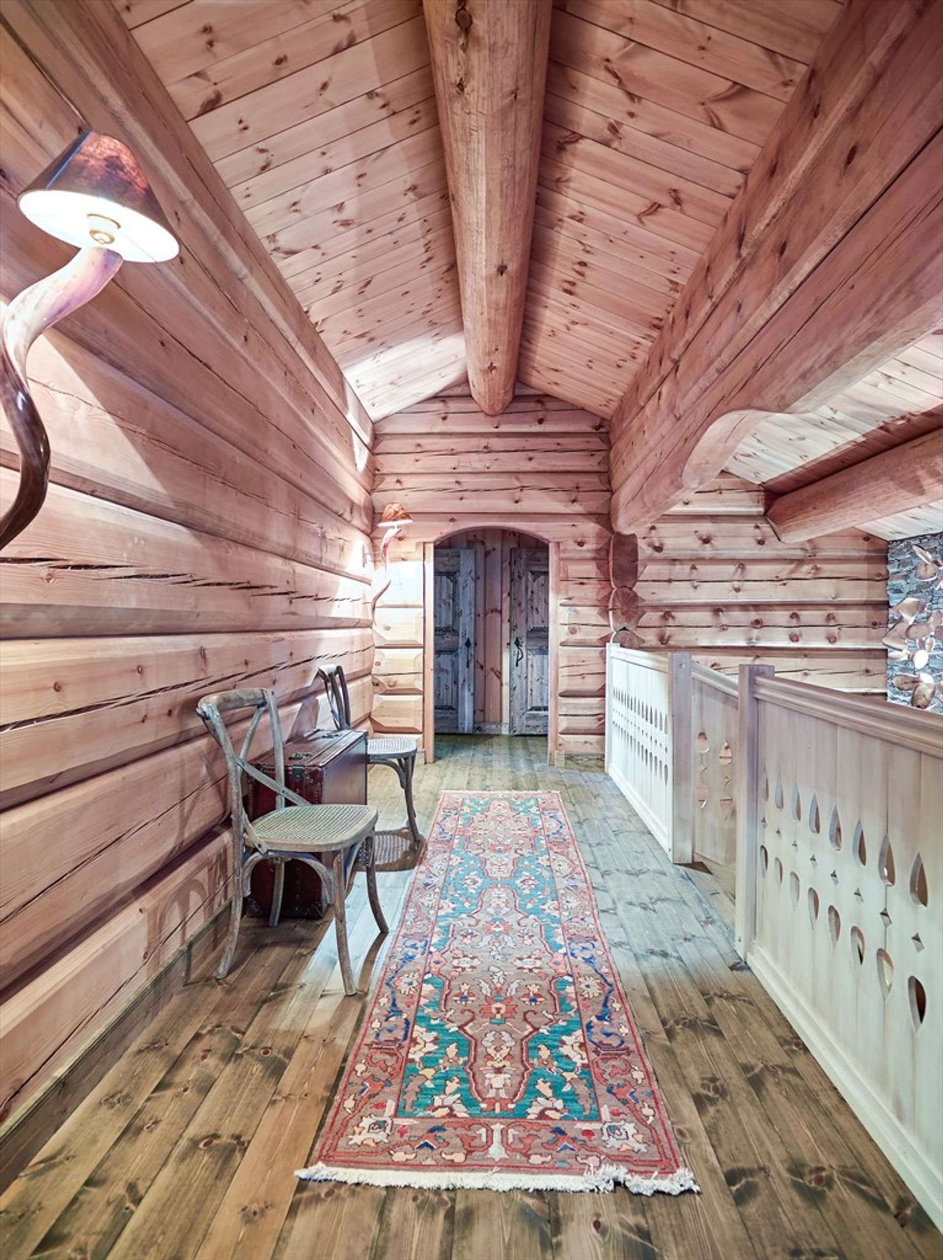 Norský srub s důrazem na řezbářskou práci