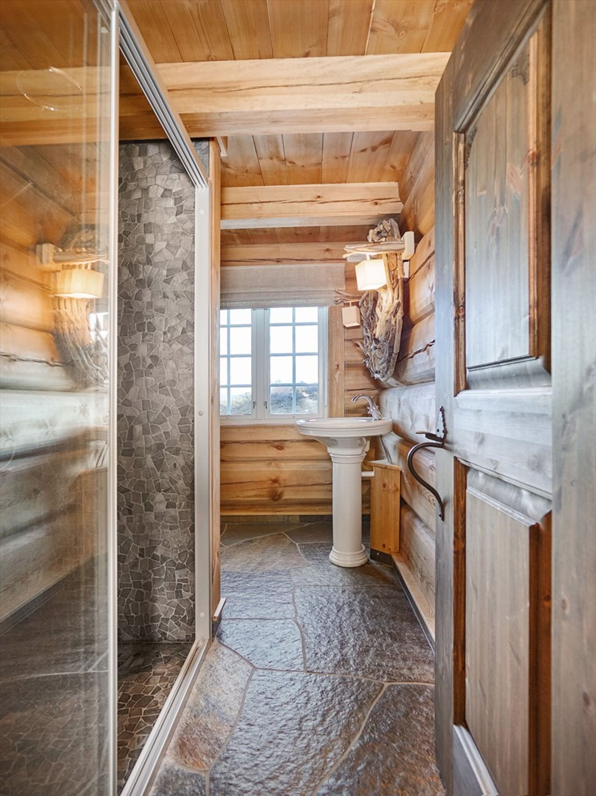 Norský srub s důrazem na řezbářskou práci