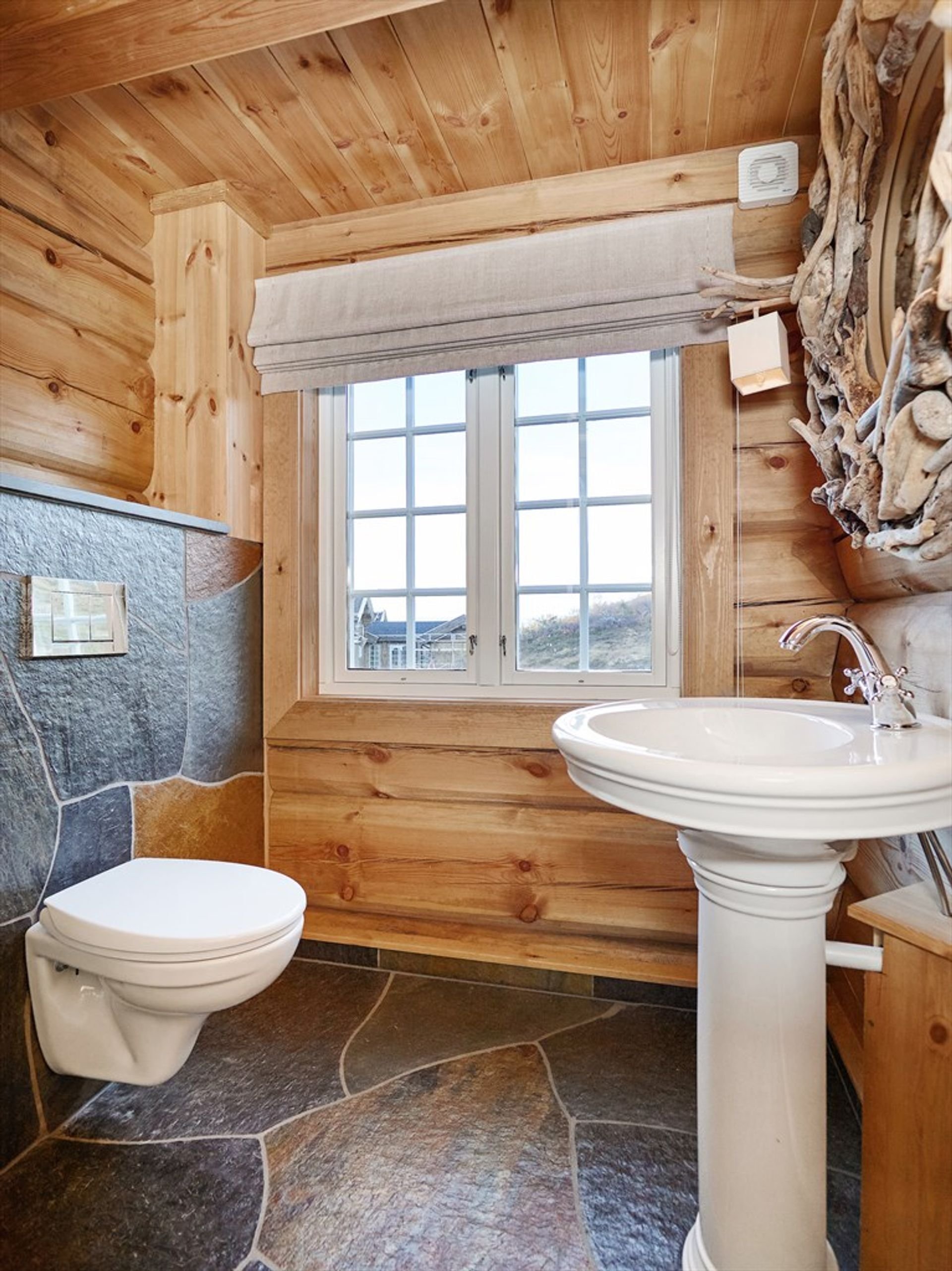 Norský srub s důrazem na řezbářskou práci