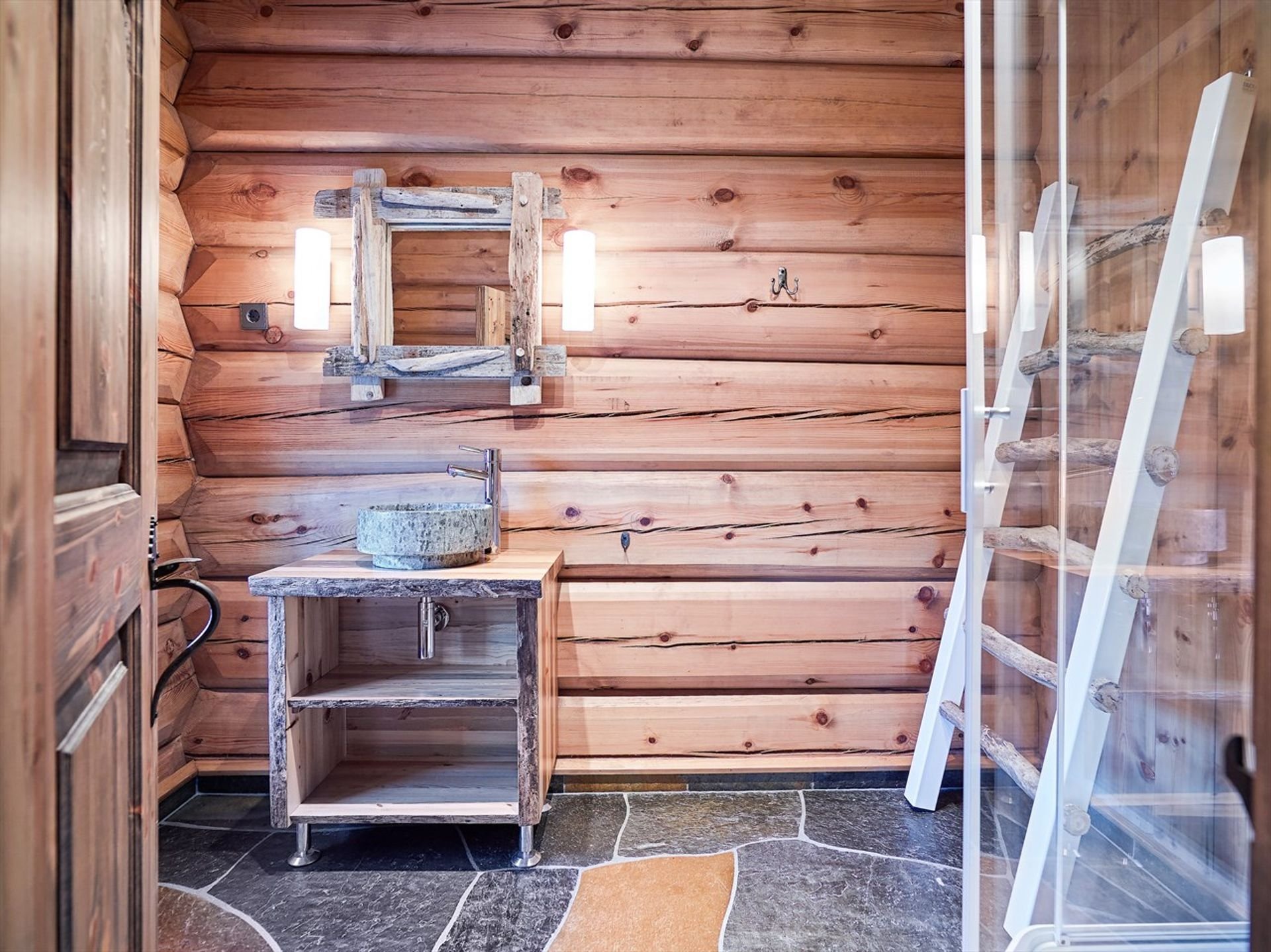 Norský srub s důrazem na řezbářskou práci