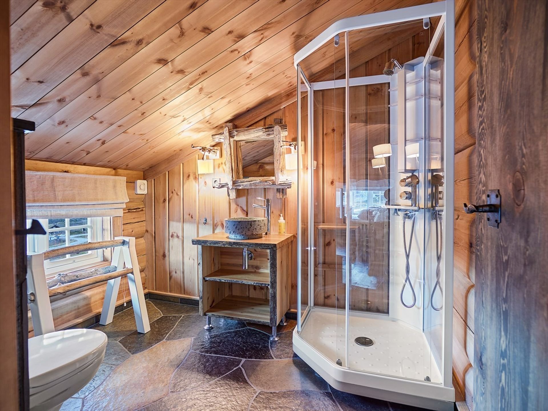 Norský srub s důrazem na řezbářskou práci