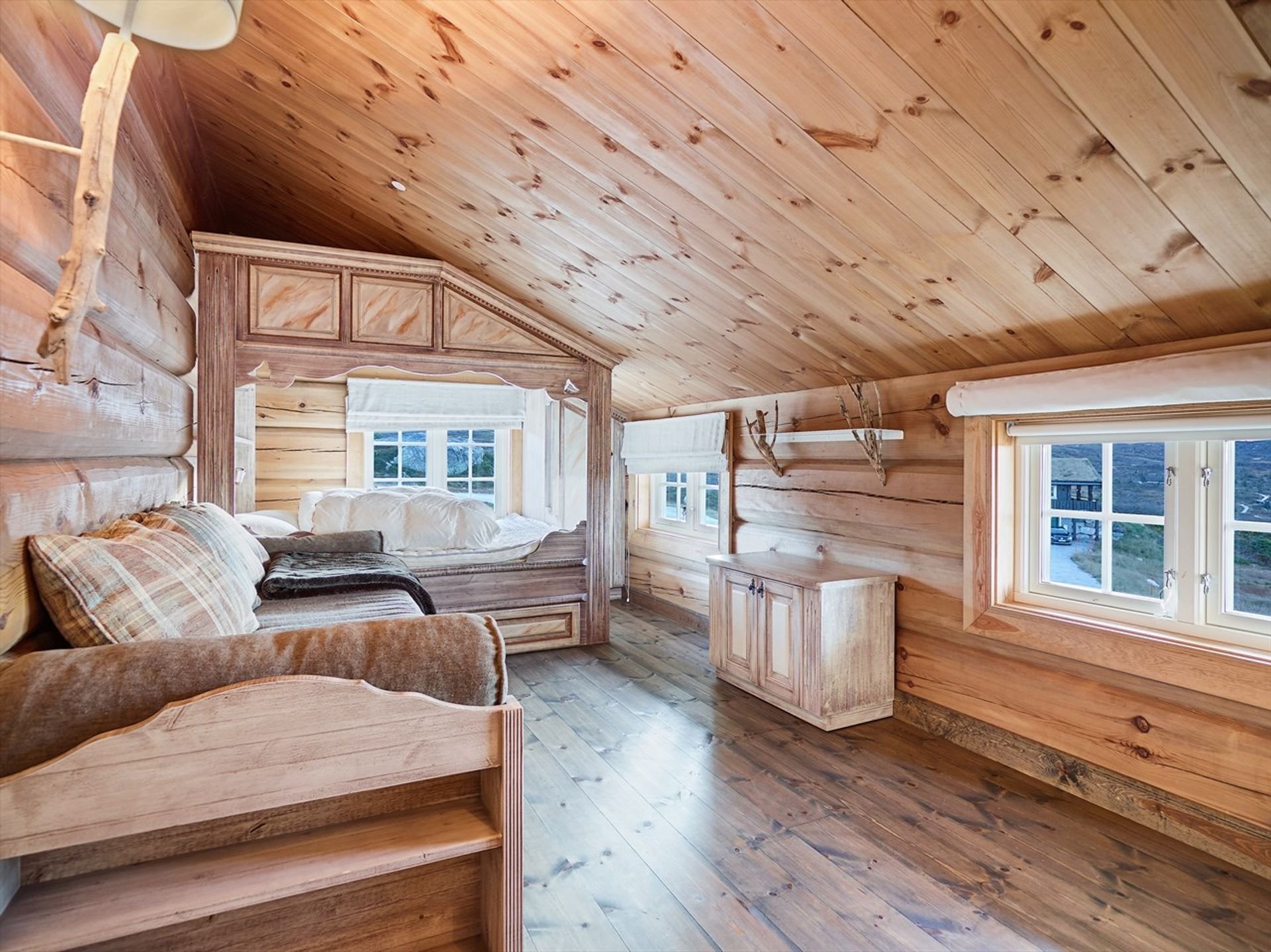 Norský srub s důrazem na řezbářskou práci