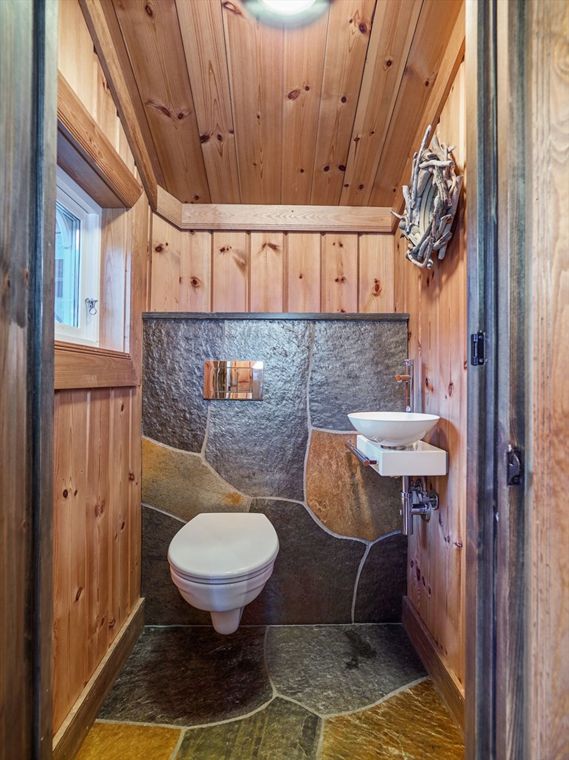 Norský srub s důrazem na řezbářskou práci