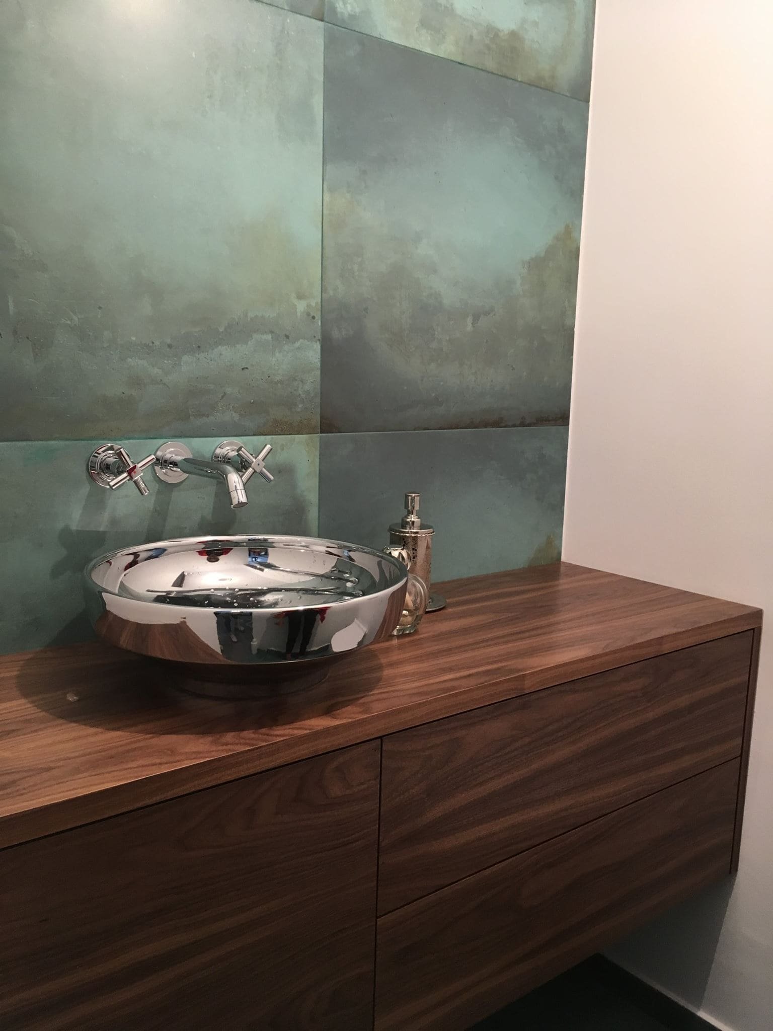 Originální interiér domu s bazénem