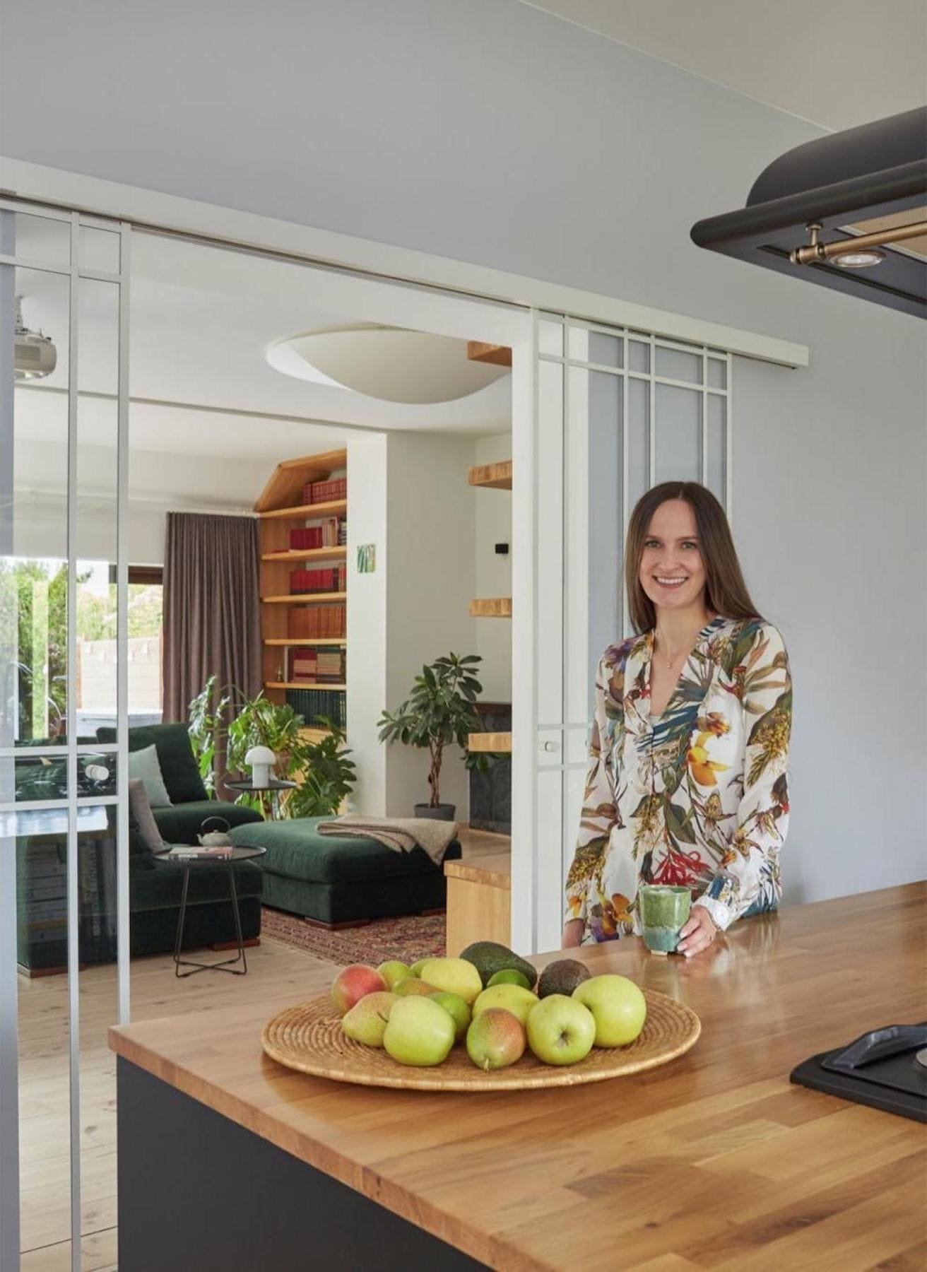 Originální interiér domu s bazénem