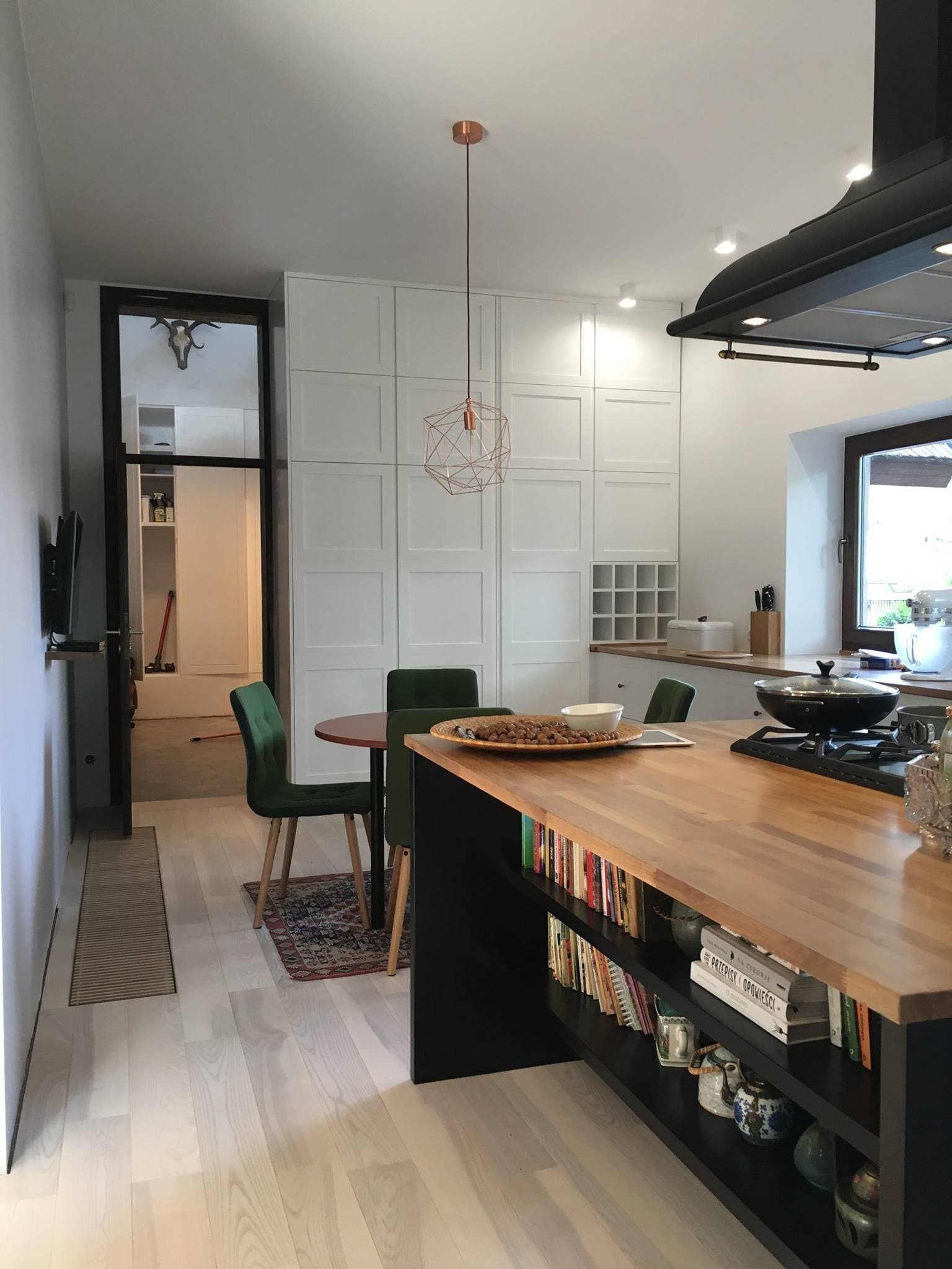 Originální interiér domu s bazénem