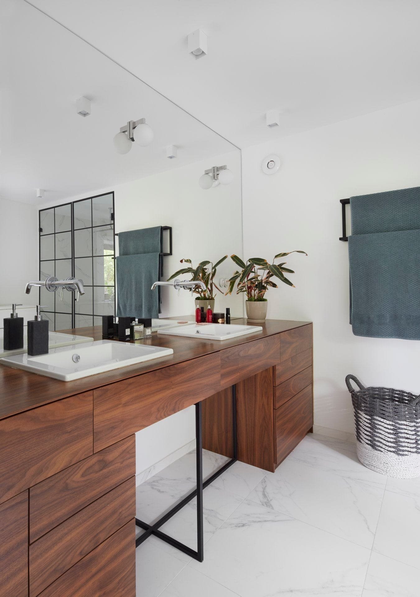 Originální interiér domu s bazénem