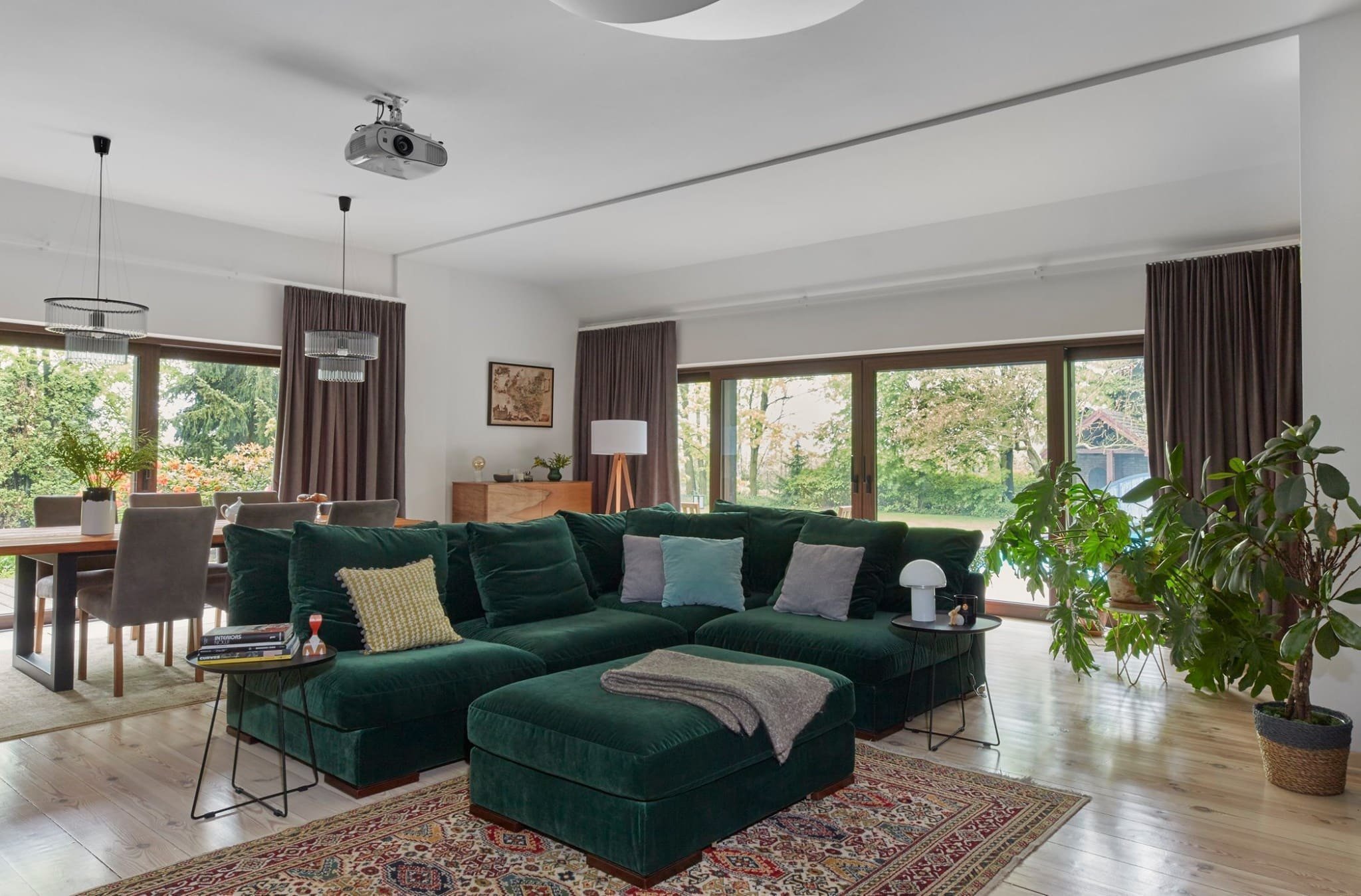 Originální interiér domu s bazénem